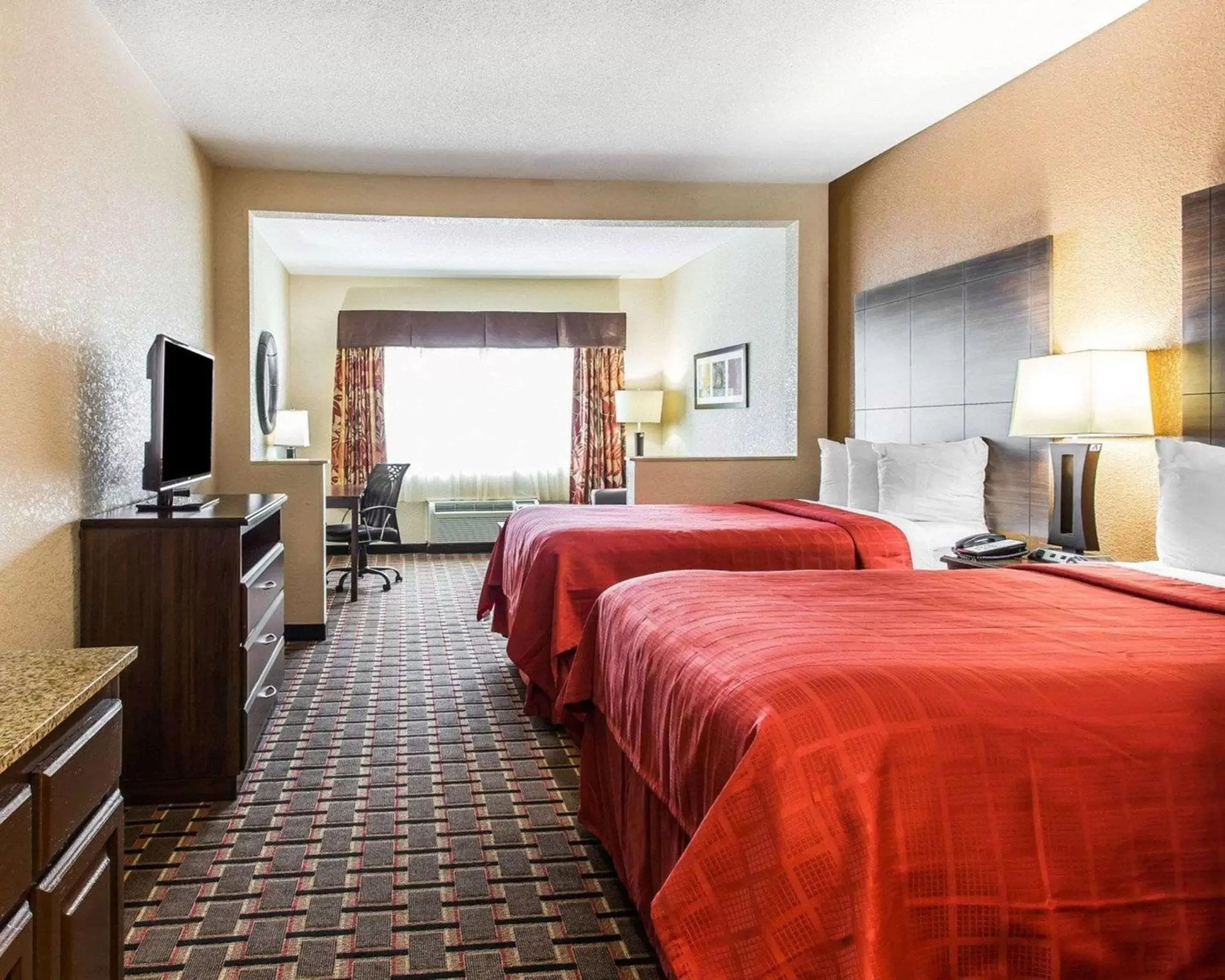 Photo of the whole room, Bed in Quality Suites Convention Center - Hickory