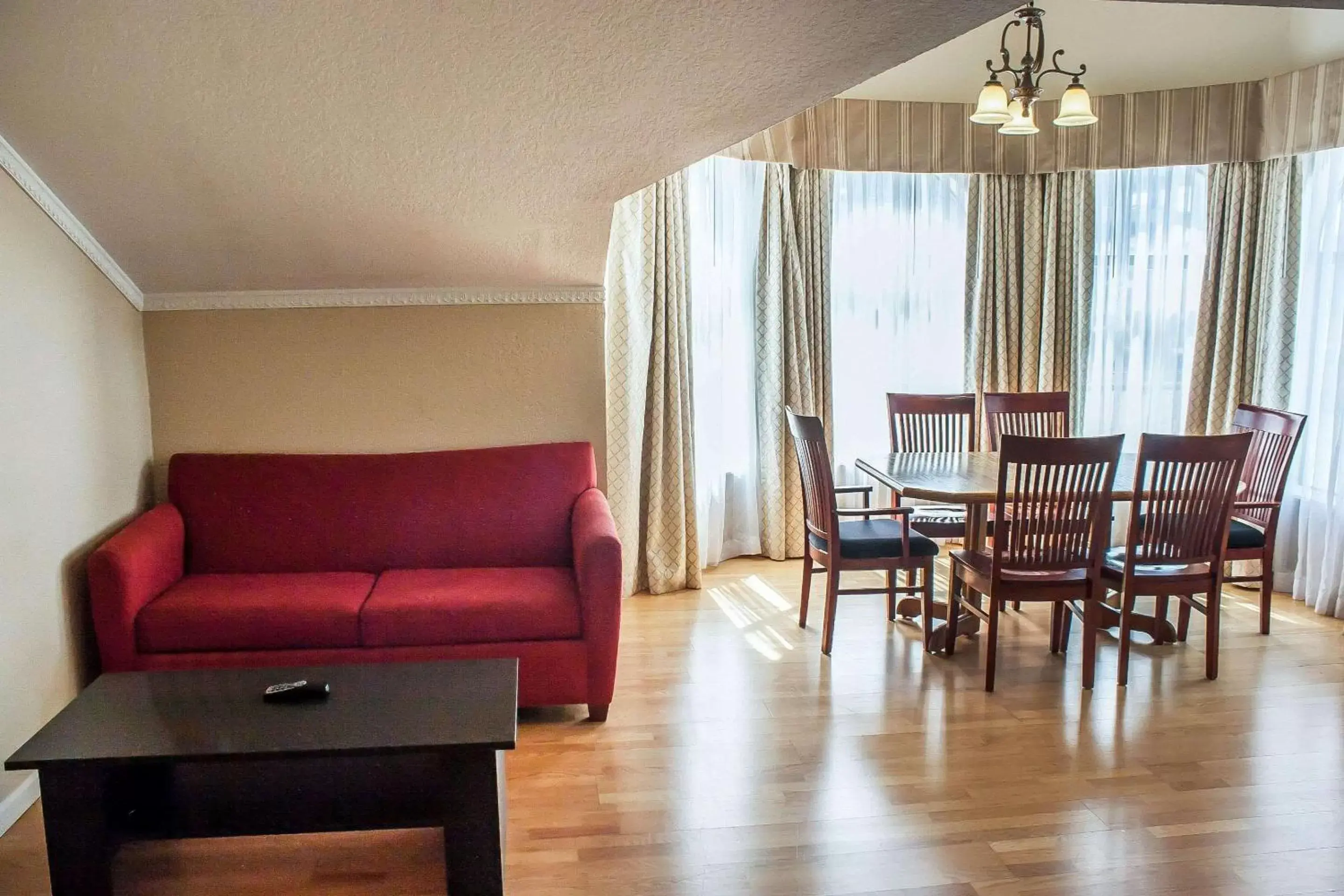 Photo of the whole room, Seating Area in Quality Inn & Suites Fife Seattle