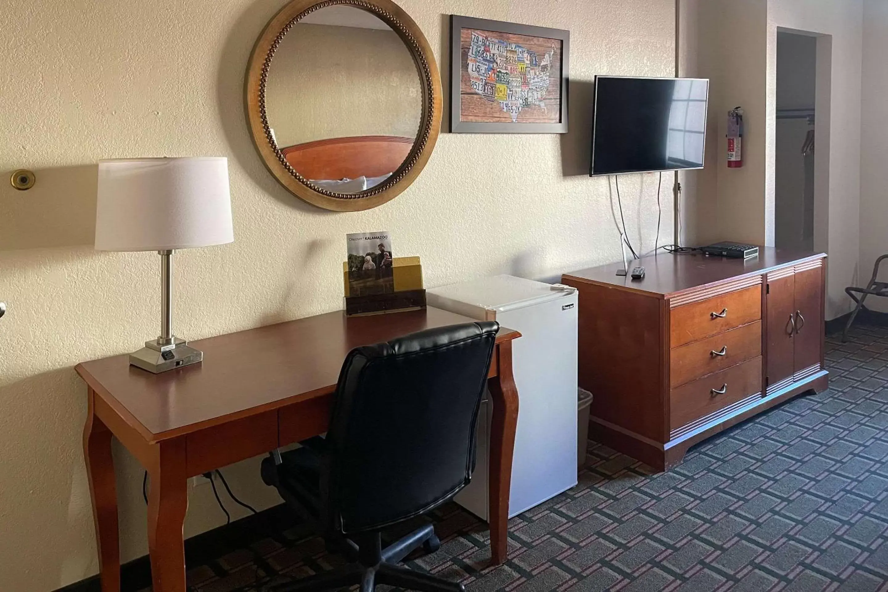 Bedroom, TV/Entertainment Center in Econo Lodge Kalamazoo