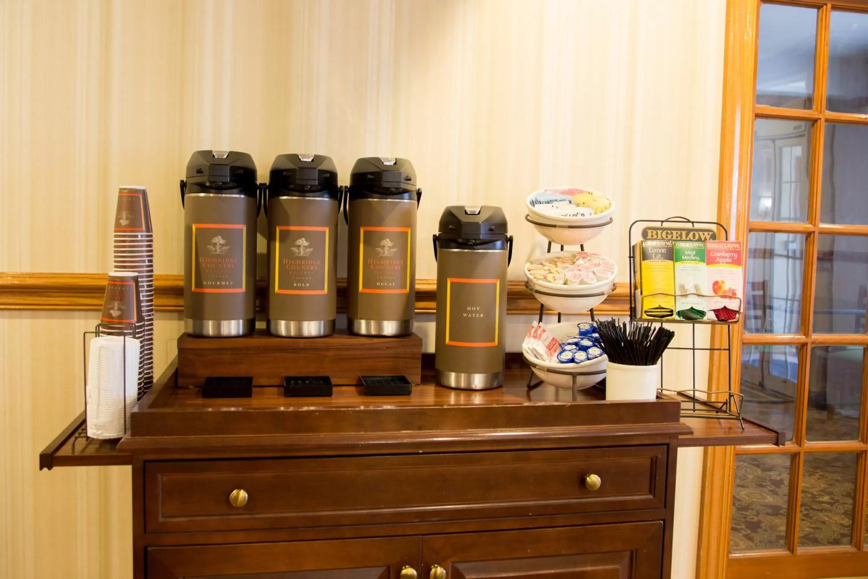 Coffee/tea facilities in Country Inn & Suites by Radisson, Macedonia, OH