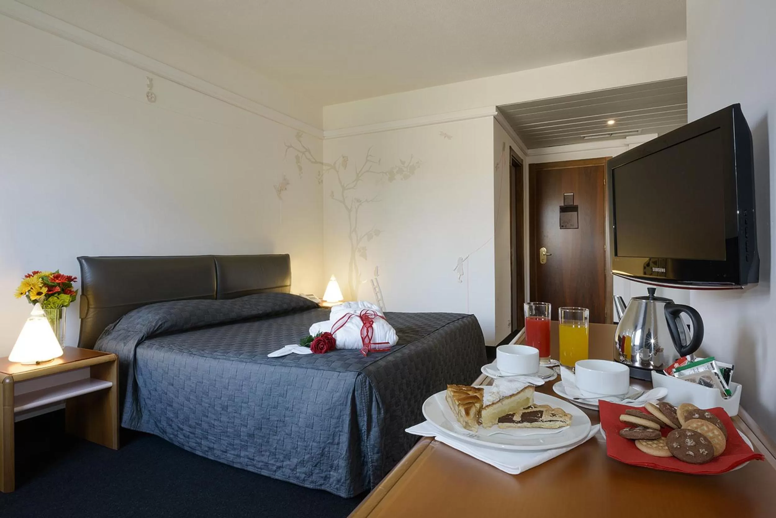 Photo of the whole room in Albornoz Palace Hotel