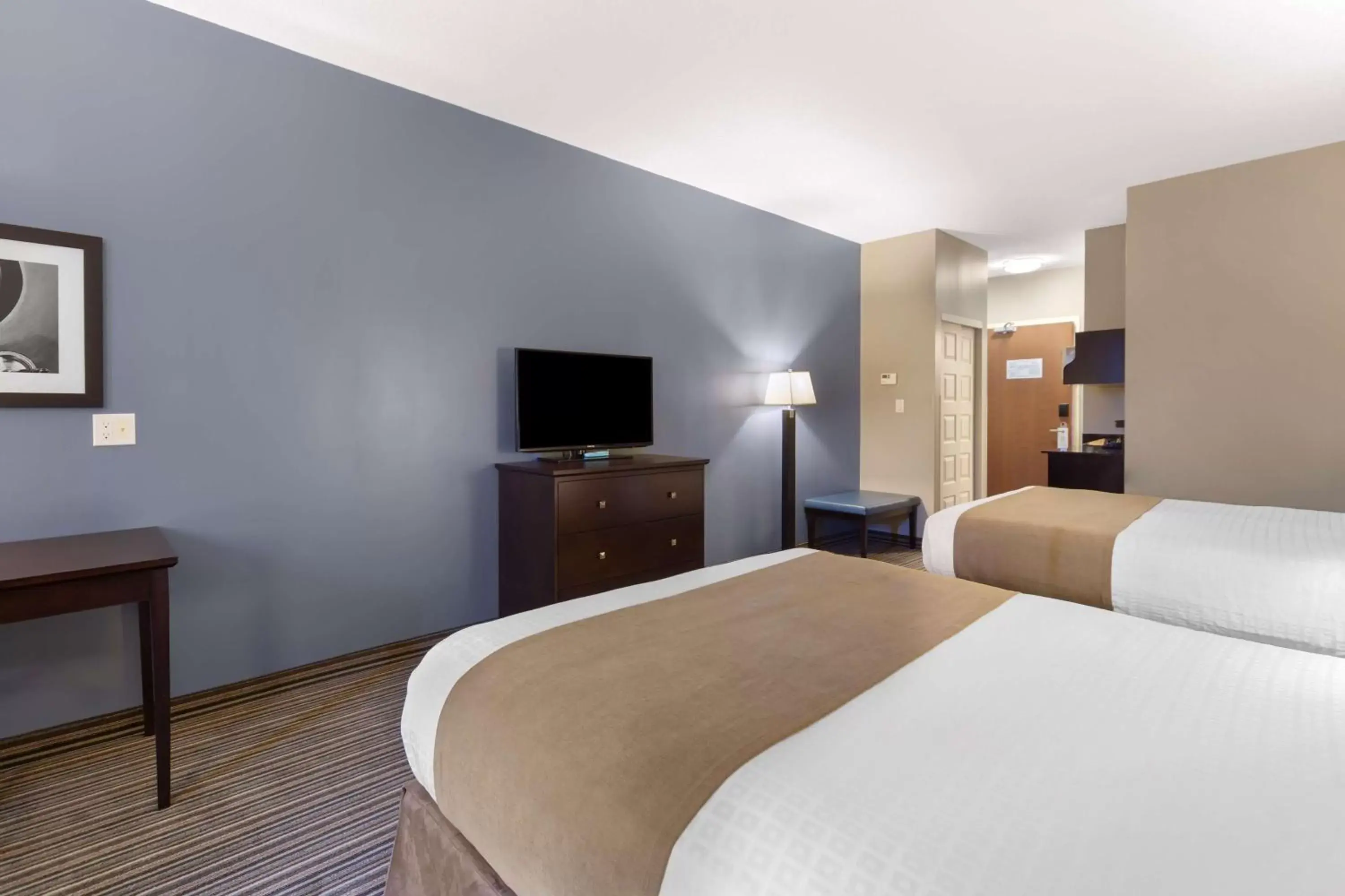 Property building, Bed in Best Western PLUS Fort Saskatchewan Inn & Suites Property building, Bed in Best Western PLUS Fort Saskatchewan Inn & Suites