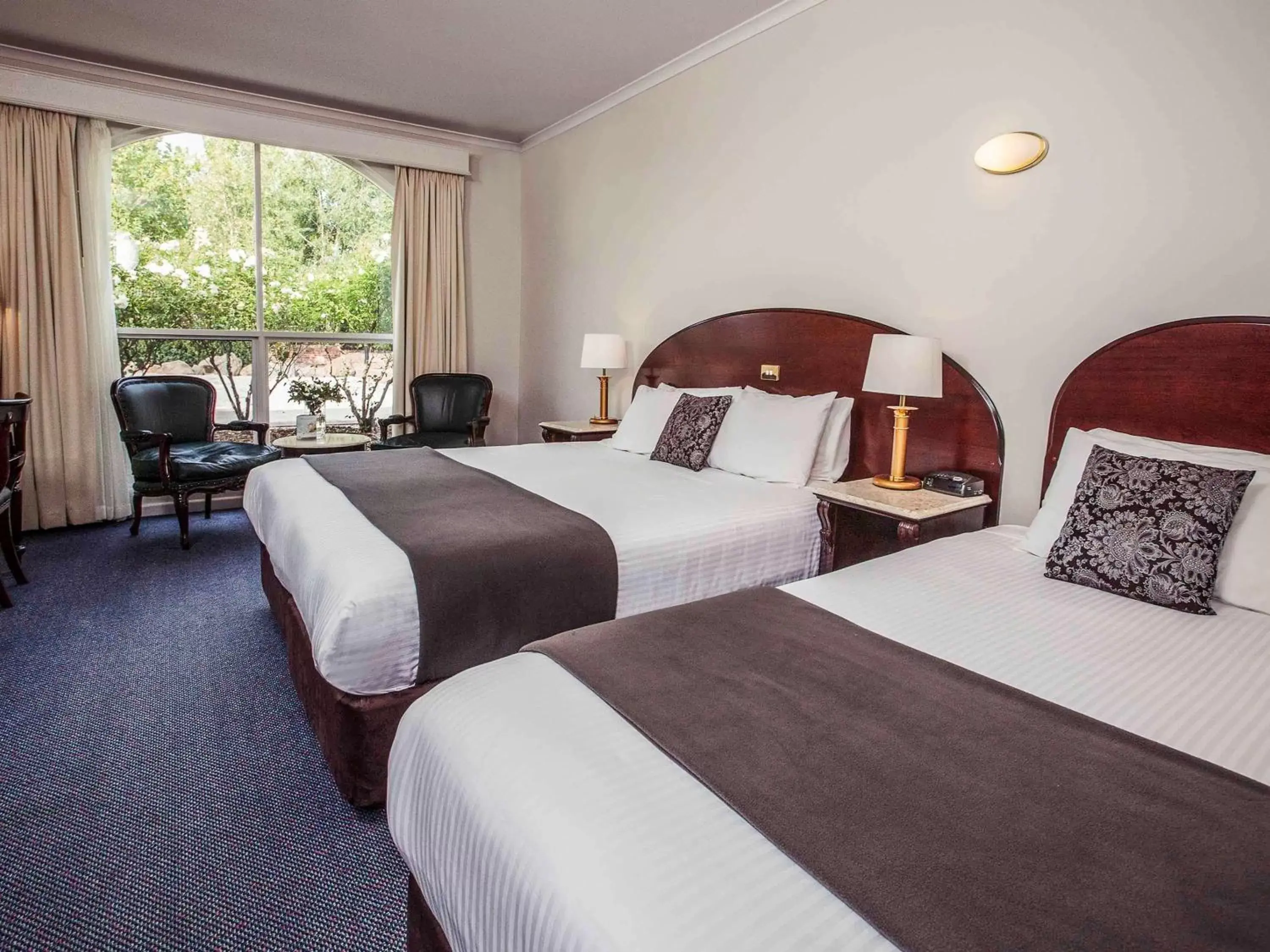 Photo of the whole room, Bed in Mercure Ballarat Hotel & Convention Centre