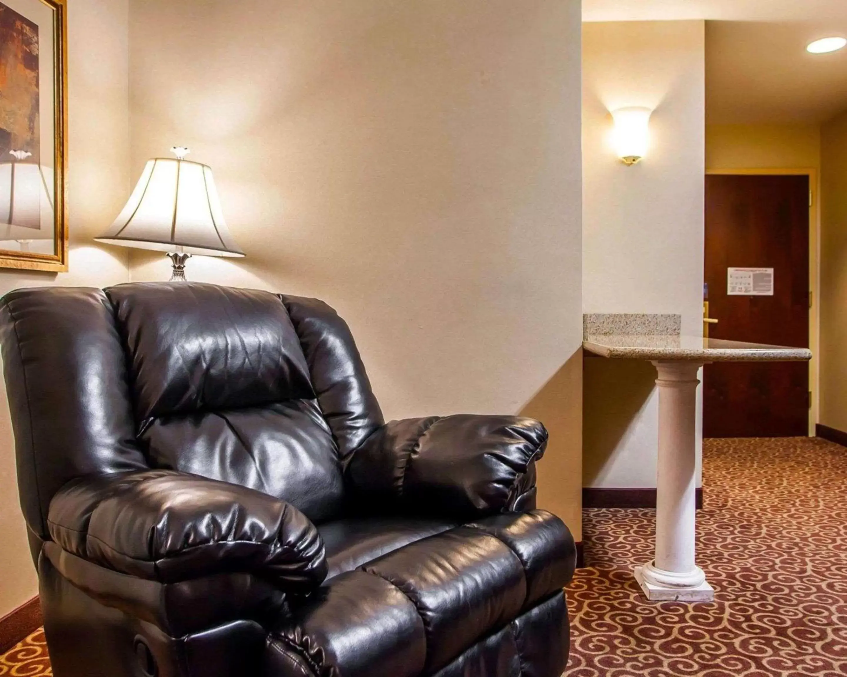 Bedroom, Seating Area in Comfort Suites East Brunswick - South River