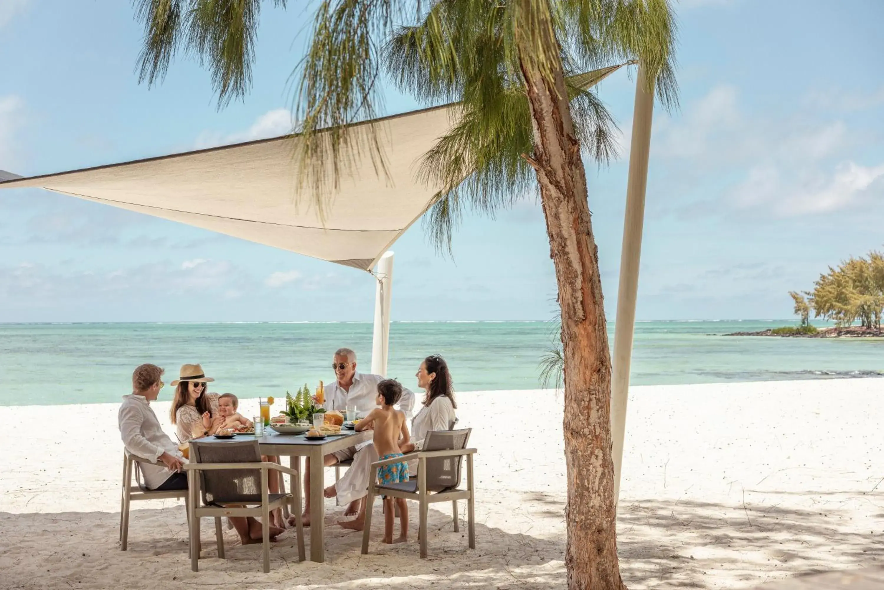 Restaurant/places to eat, Beach in Four Seasons Resort Mauritius at Anahita