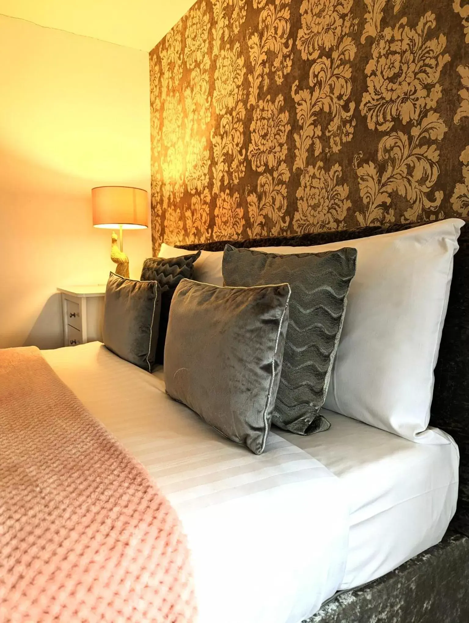 Bedroom, Bed in Brookside Hotel & Restaurant