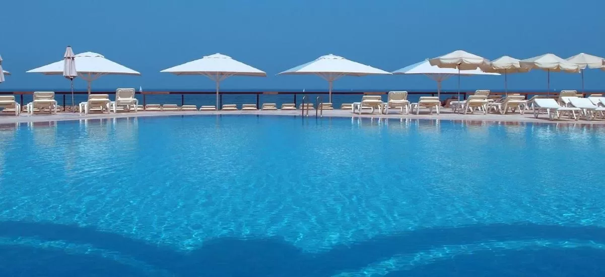 Swimming pool in Raphael Apartments