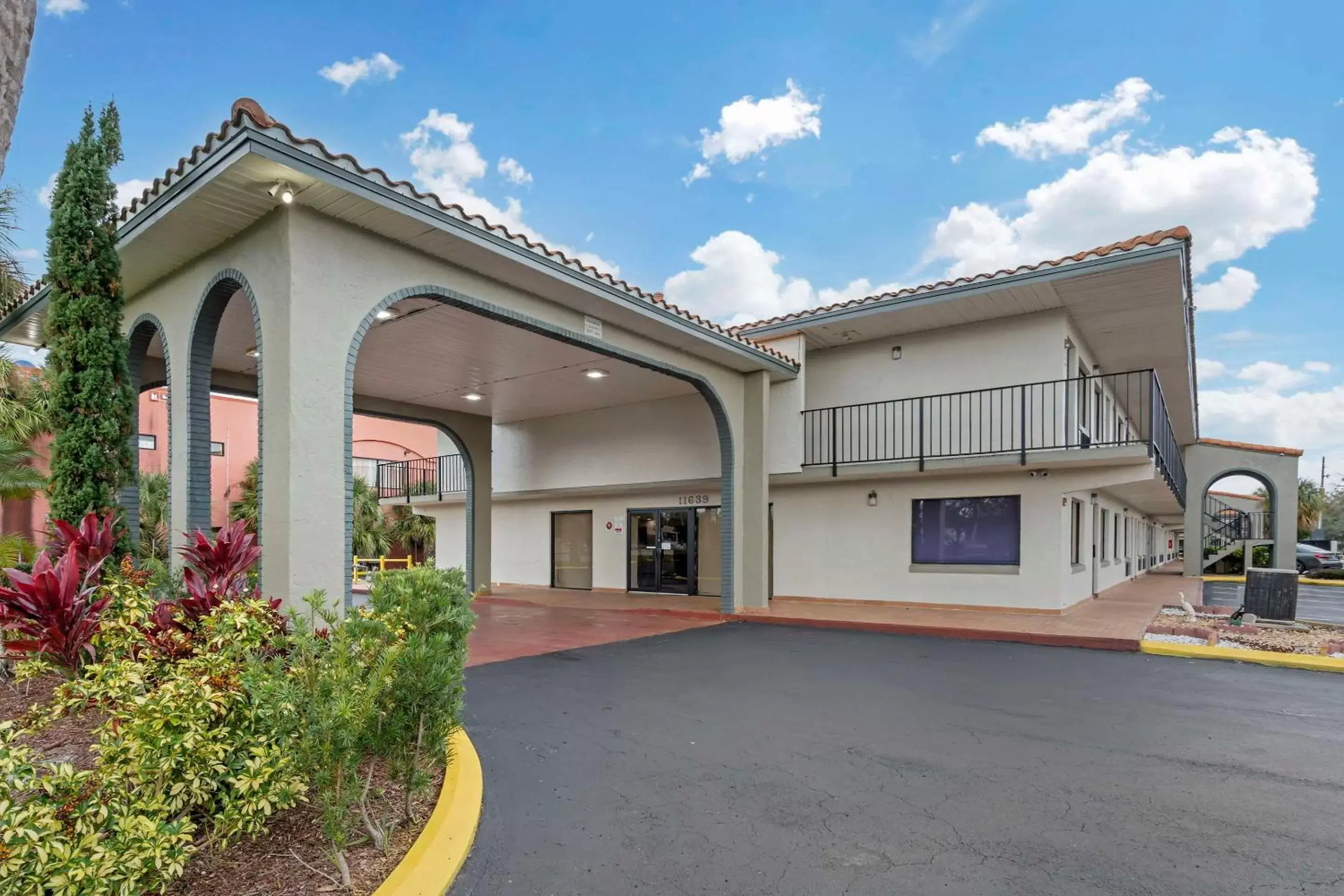 Property Building in Days Inn & Suites by Wyndham Orlando East UCF Area