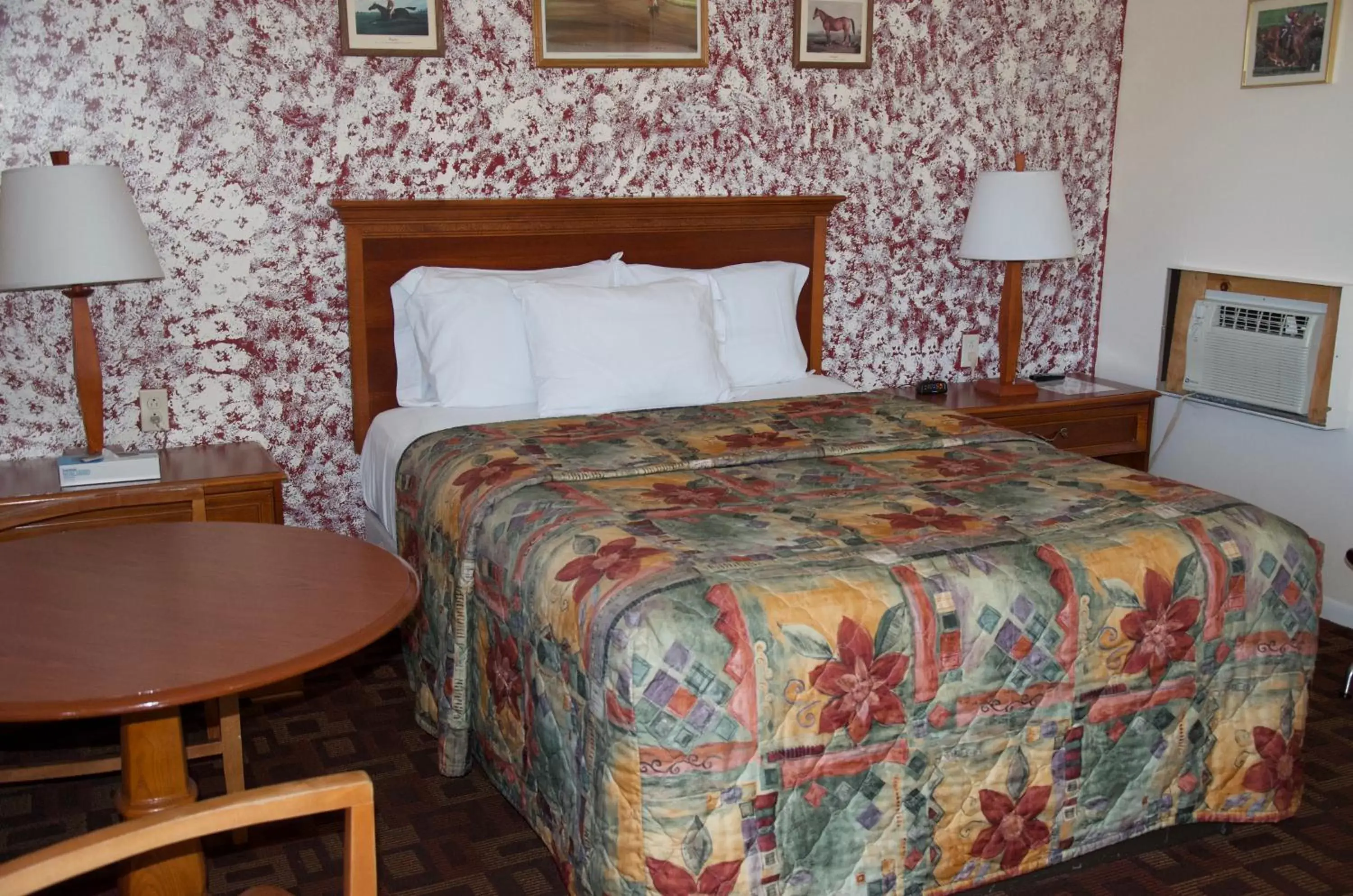 Bed in Sara Glen Motel - Saratoga Springs-Glens Falls