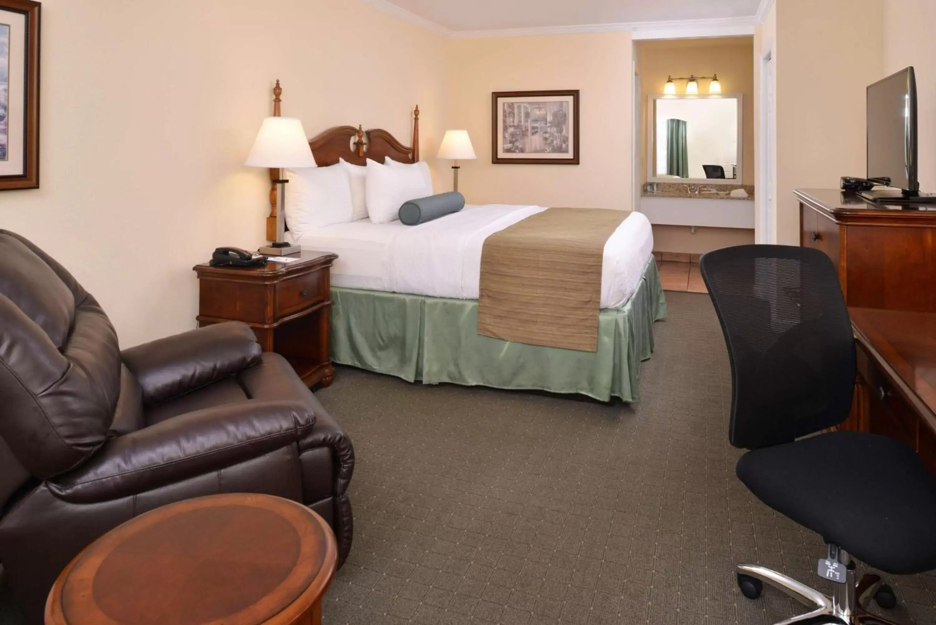 Photo of the whole room, Bed in Best Western PLUS Santee Inn