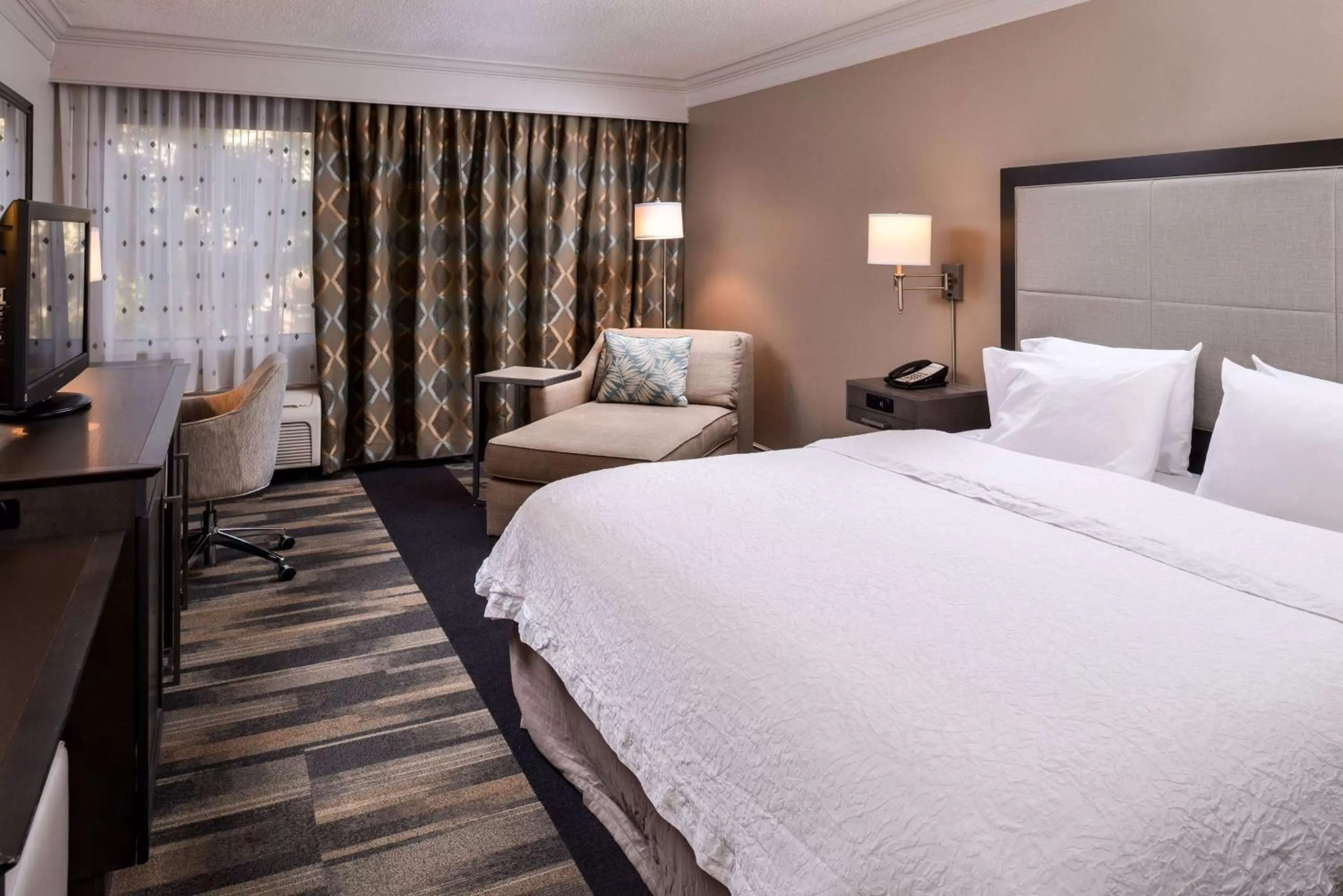 Bedroom, Bed in Hampton Inn Fort Lauderdale Plantation