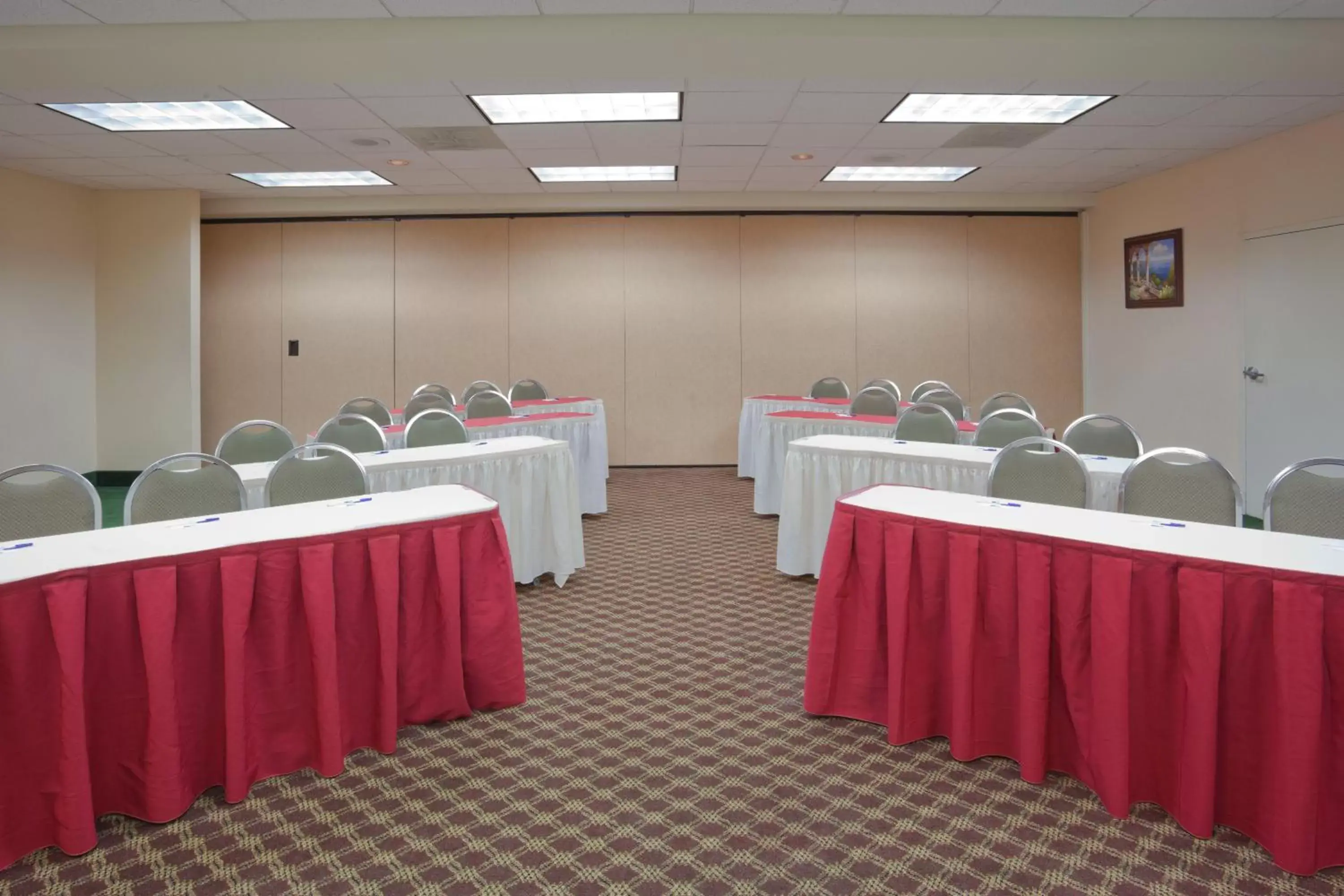 Meeting/conference room in Holiday Inn Express & Suites Tracy, an IHG Hotel