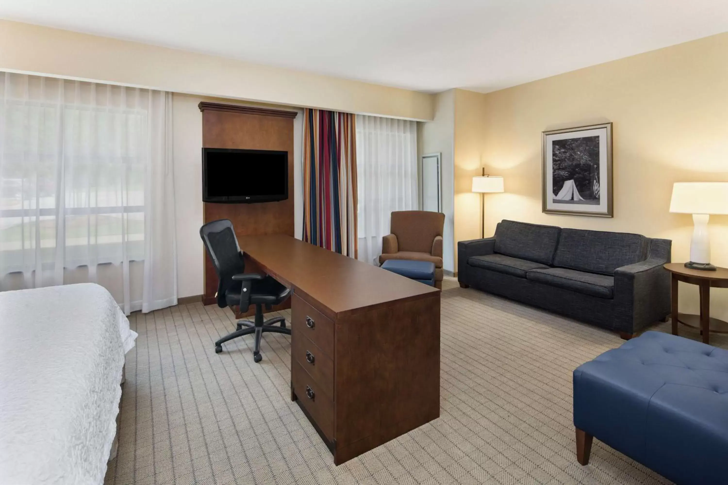 Bedroom, Seating Area in Hampton Inn Columbus/South-Fort Benning