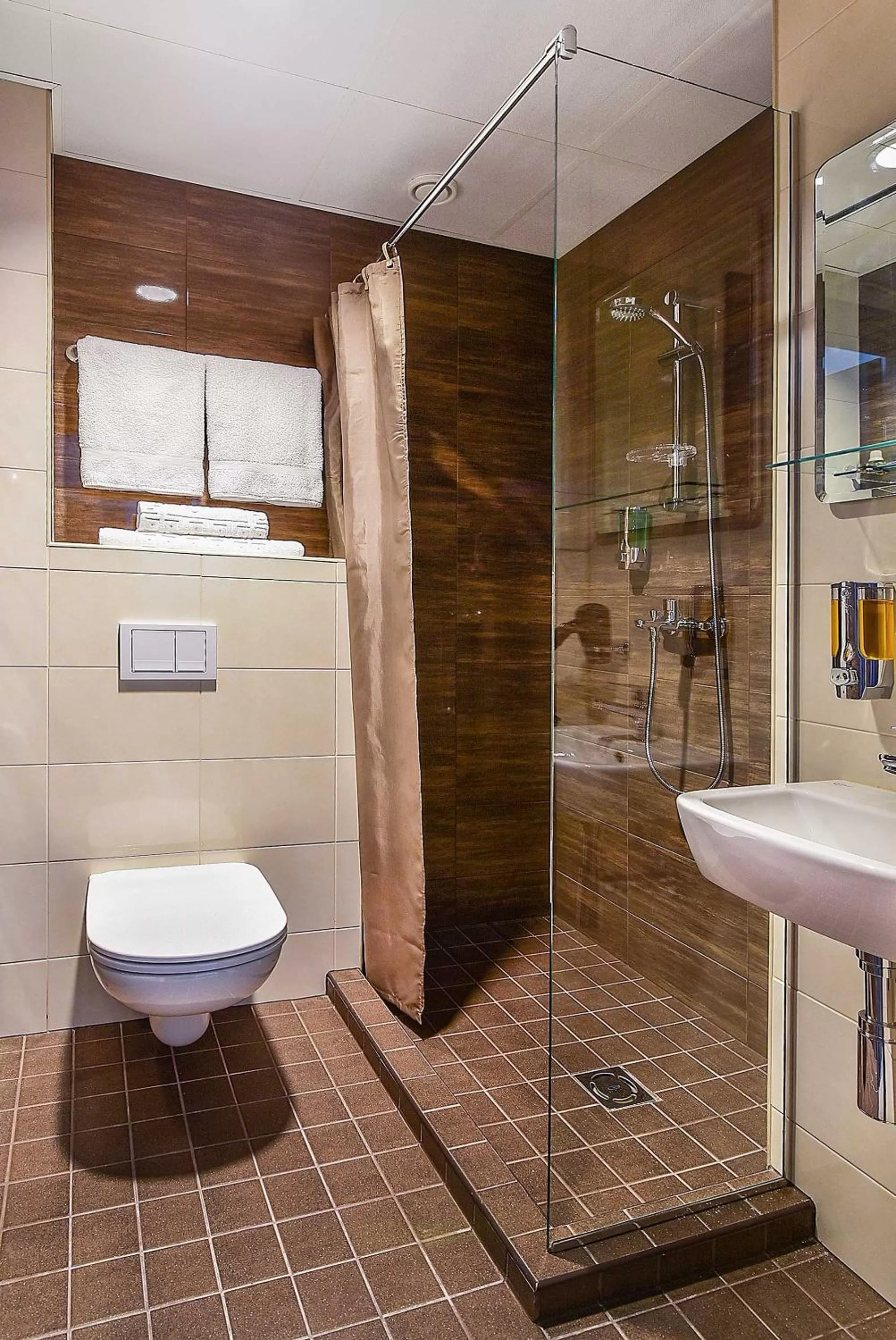 Shower in City Yard Inn Hotel