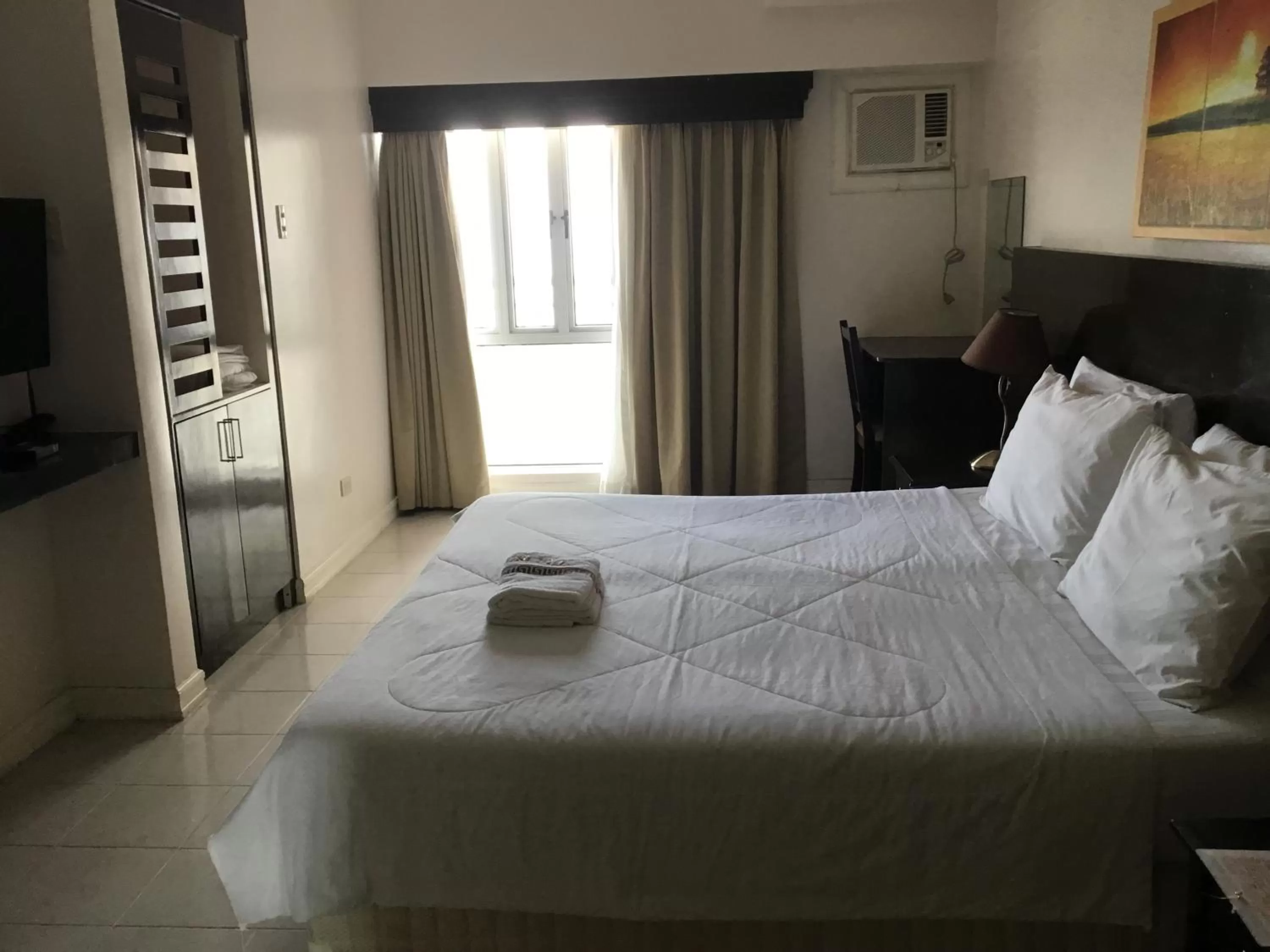 Bed in Condo with Free Swimming Pool & Viewing Deck