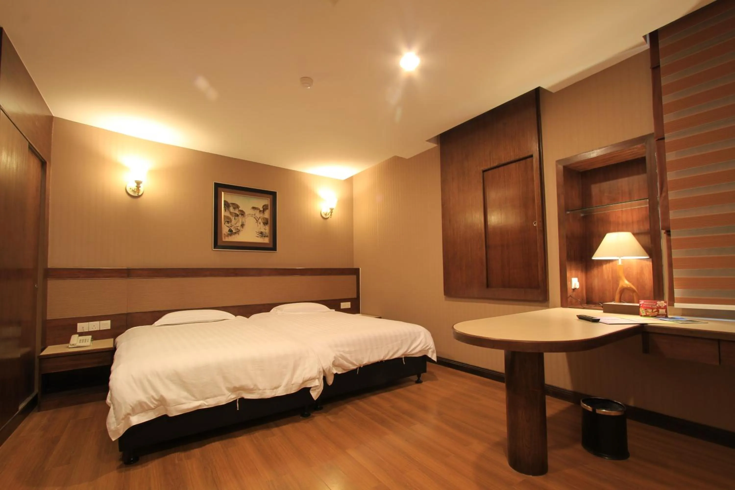 Photo of the whole room, Bed in Ming Paragon Hotel