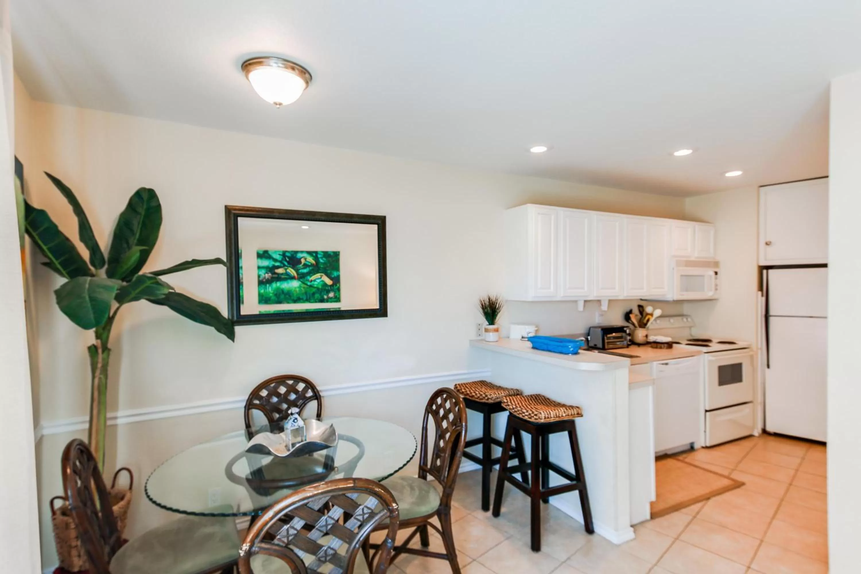 Dining area, Kitchen/Kitchenette in La Internacional Condominiums #210