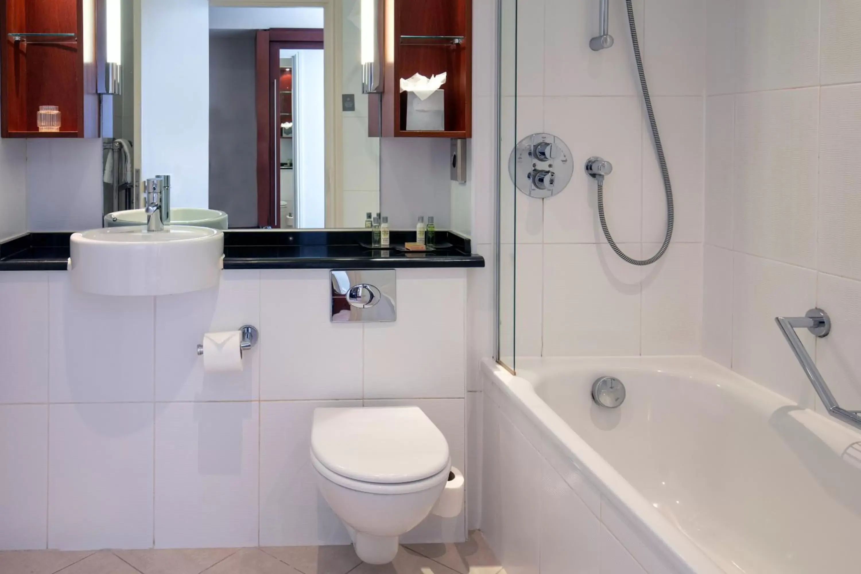 Shower, Bathroom in Forest Pines Hotel, Spa & Golf Resort