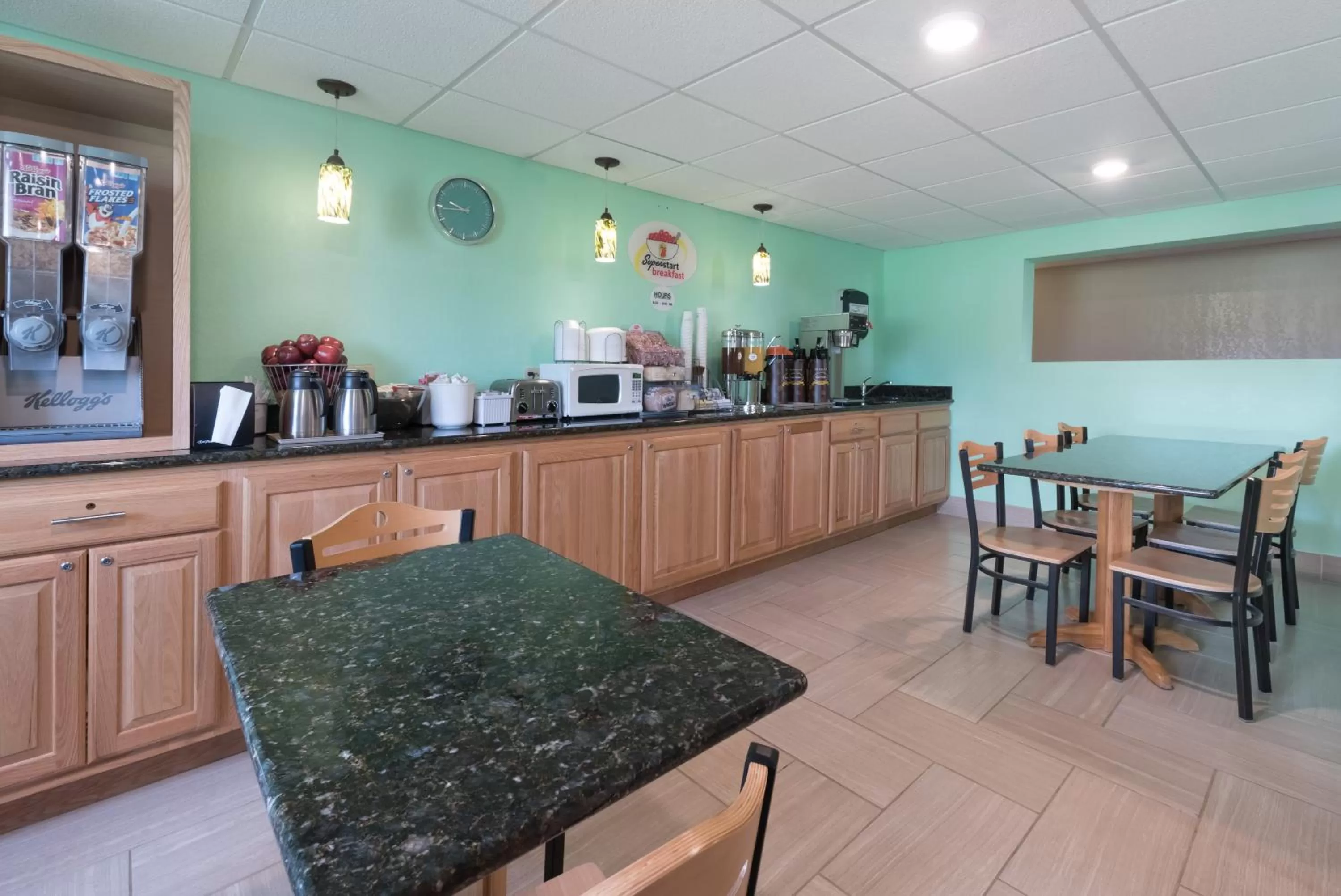 Restaurant/places to eat in Super 8 by Wyndham Devils Lake