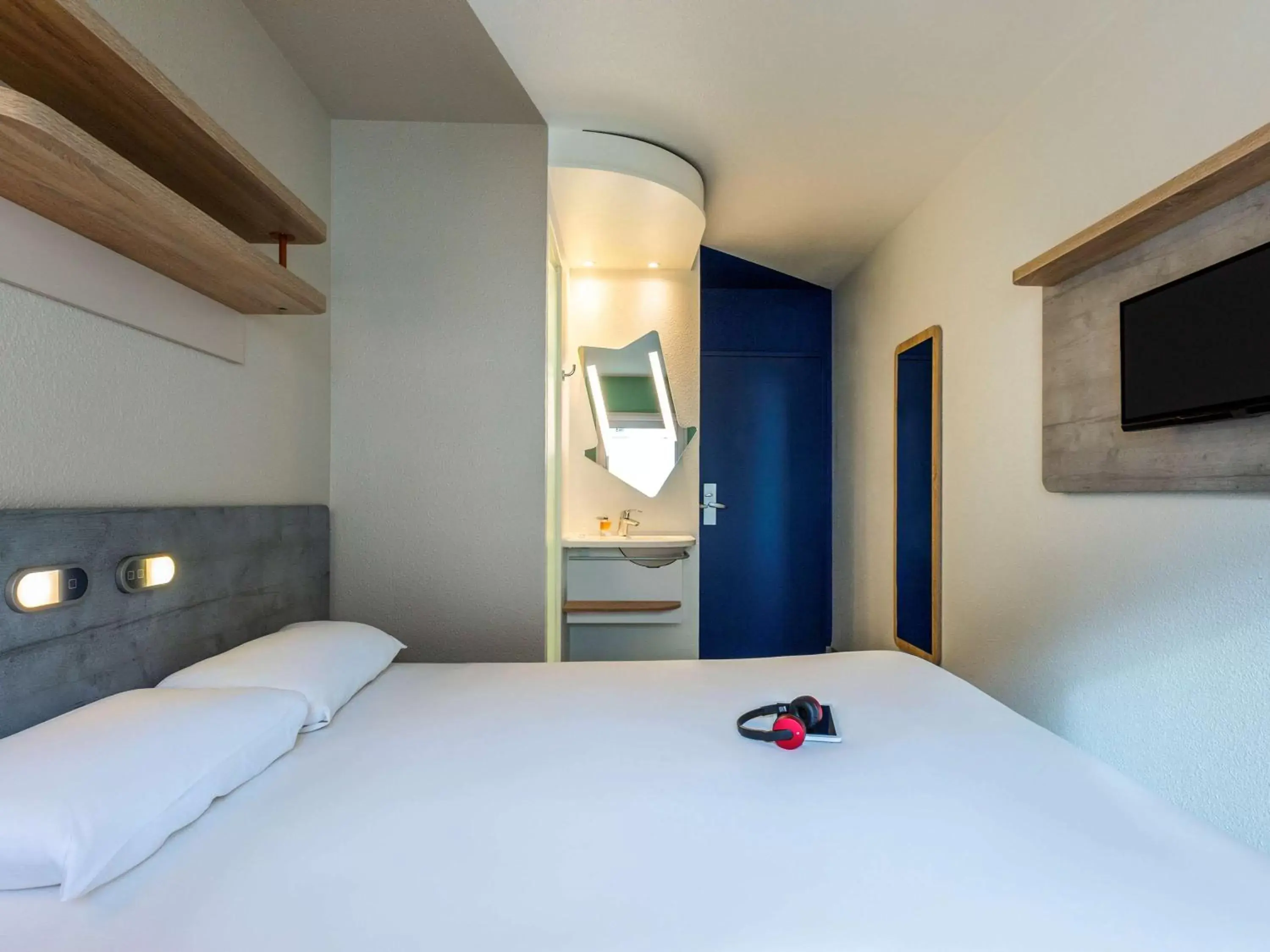 Photo of the whole room, Bed in ibis budget Paris Porte d'Italie Ouest