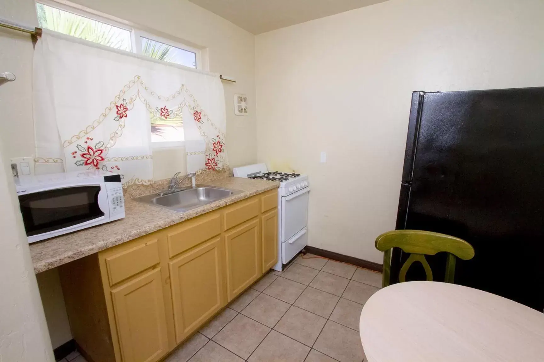 Kitchen/Kitchenette in Mission Bell Motel