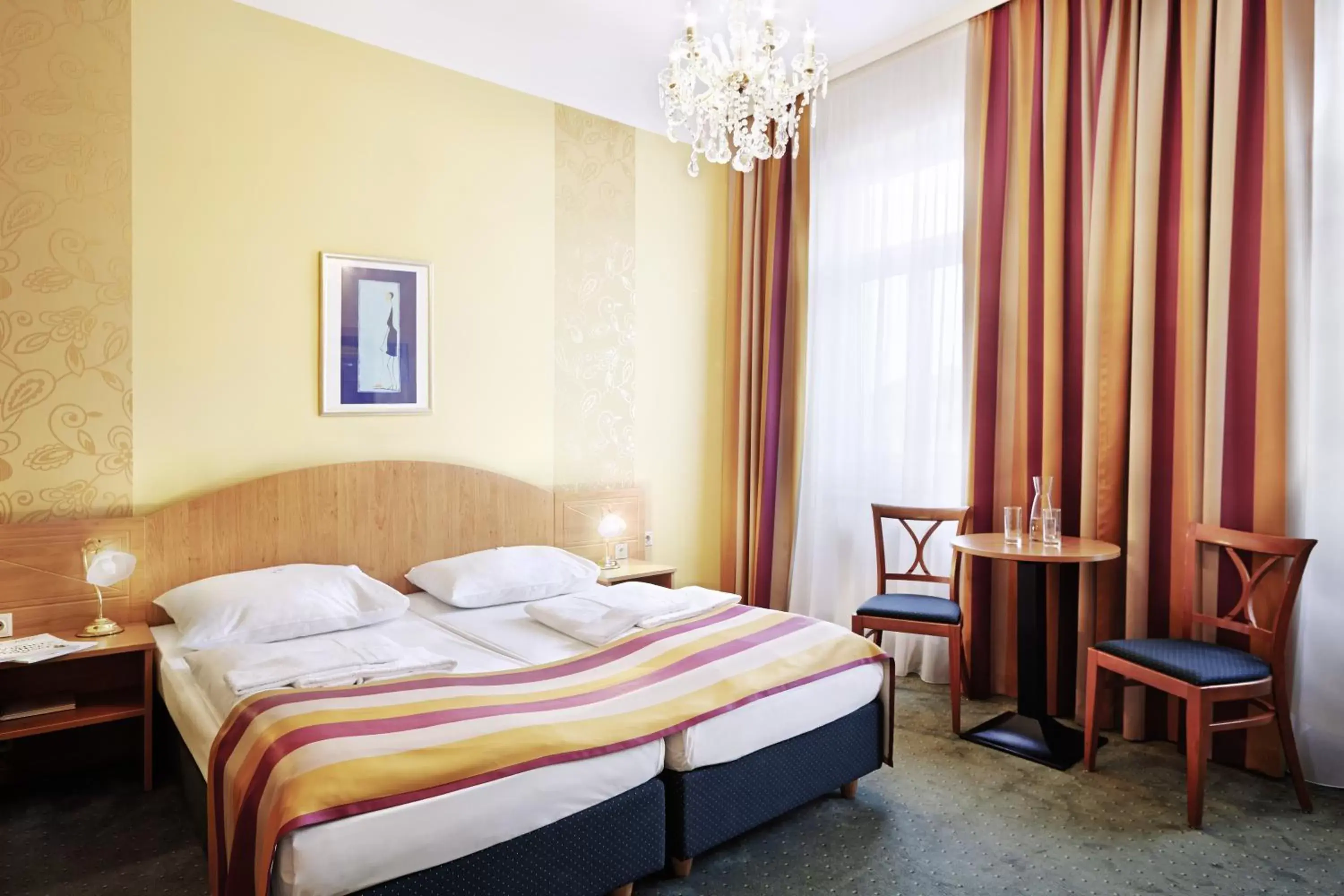 Photo of the whole room, Bed in Boutique Hotel Donauwalzer