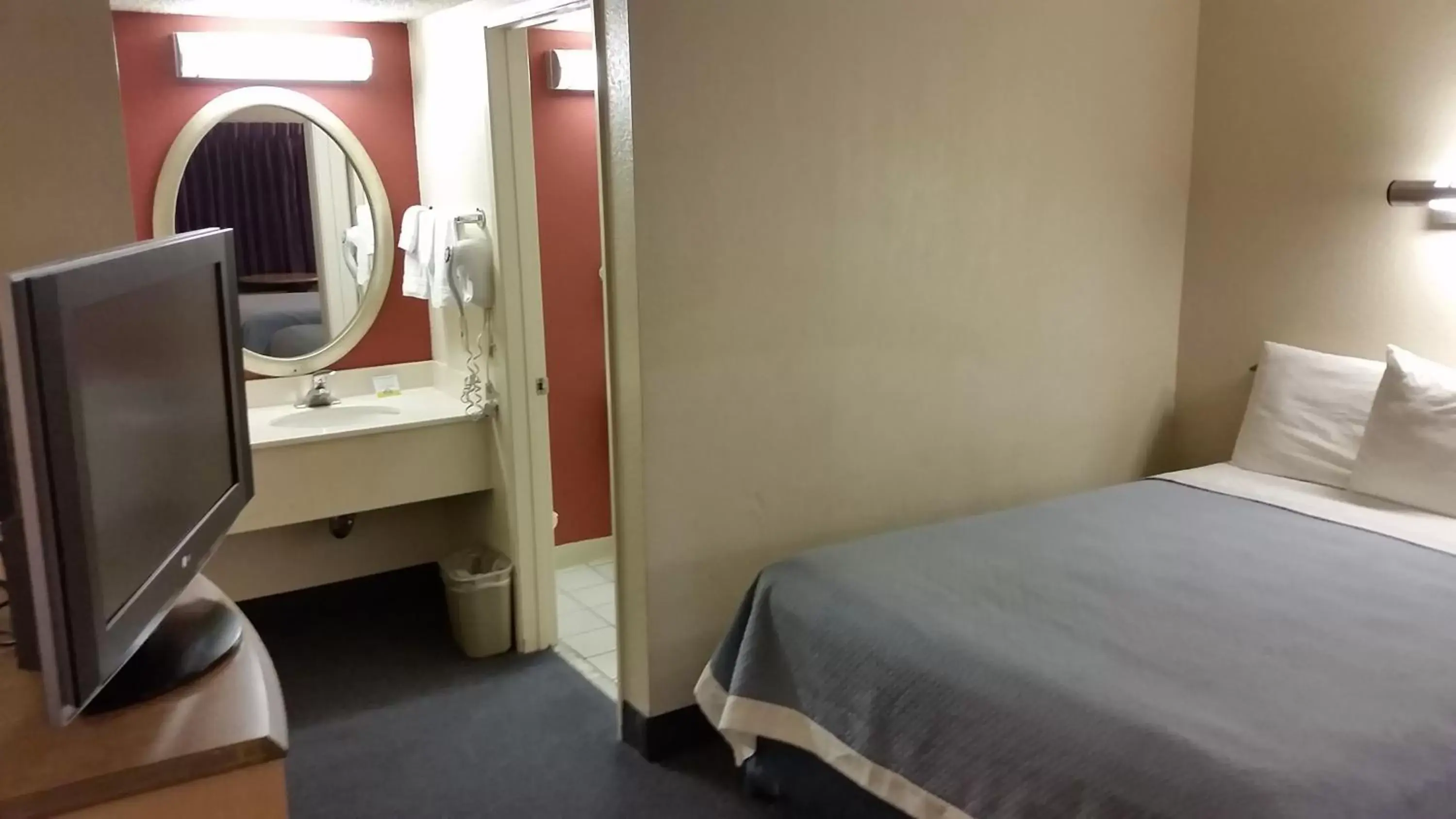 Photo of the whole room, Bed in Days Inn by Wyndham Buena Park