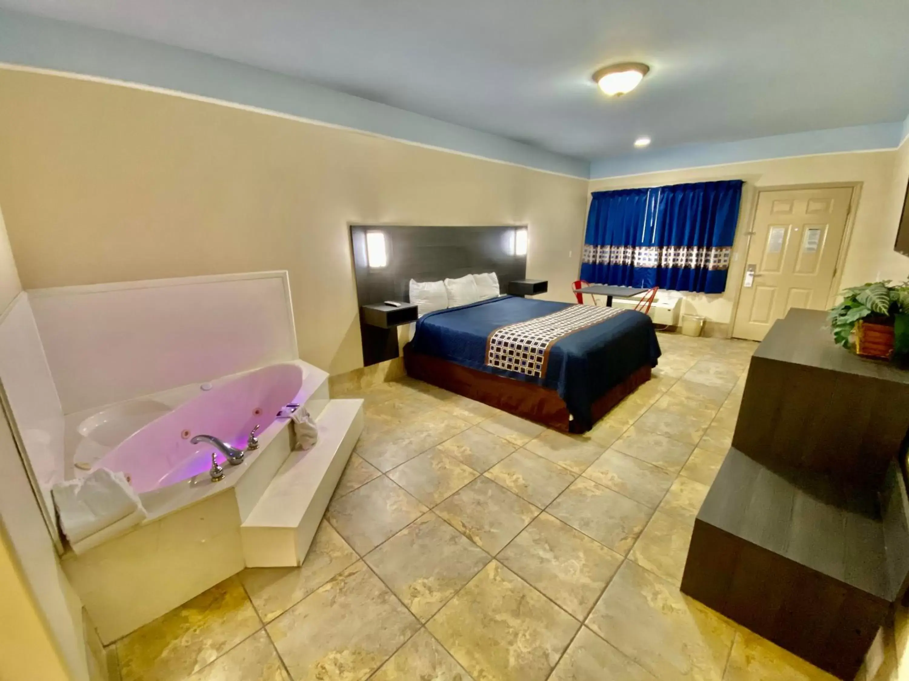 Bed in Texas Inn & Suites McAllen at La Plaza Mall and Airport