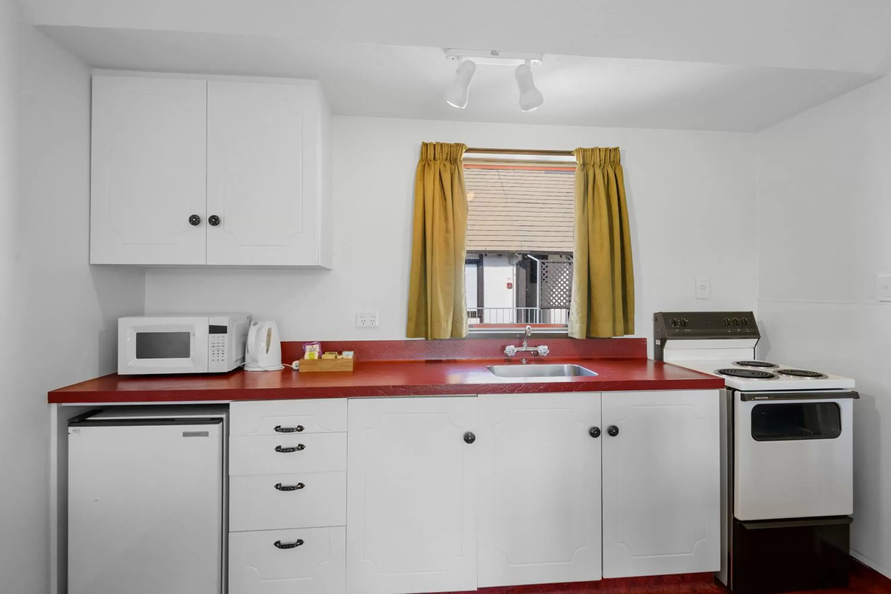 Kitchen or kitchenette, Kitchen/Kitchenette in Scenic Hotel Cotswold