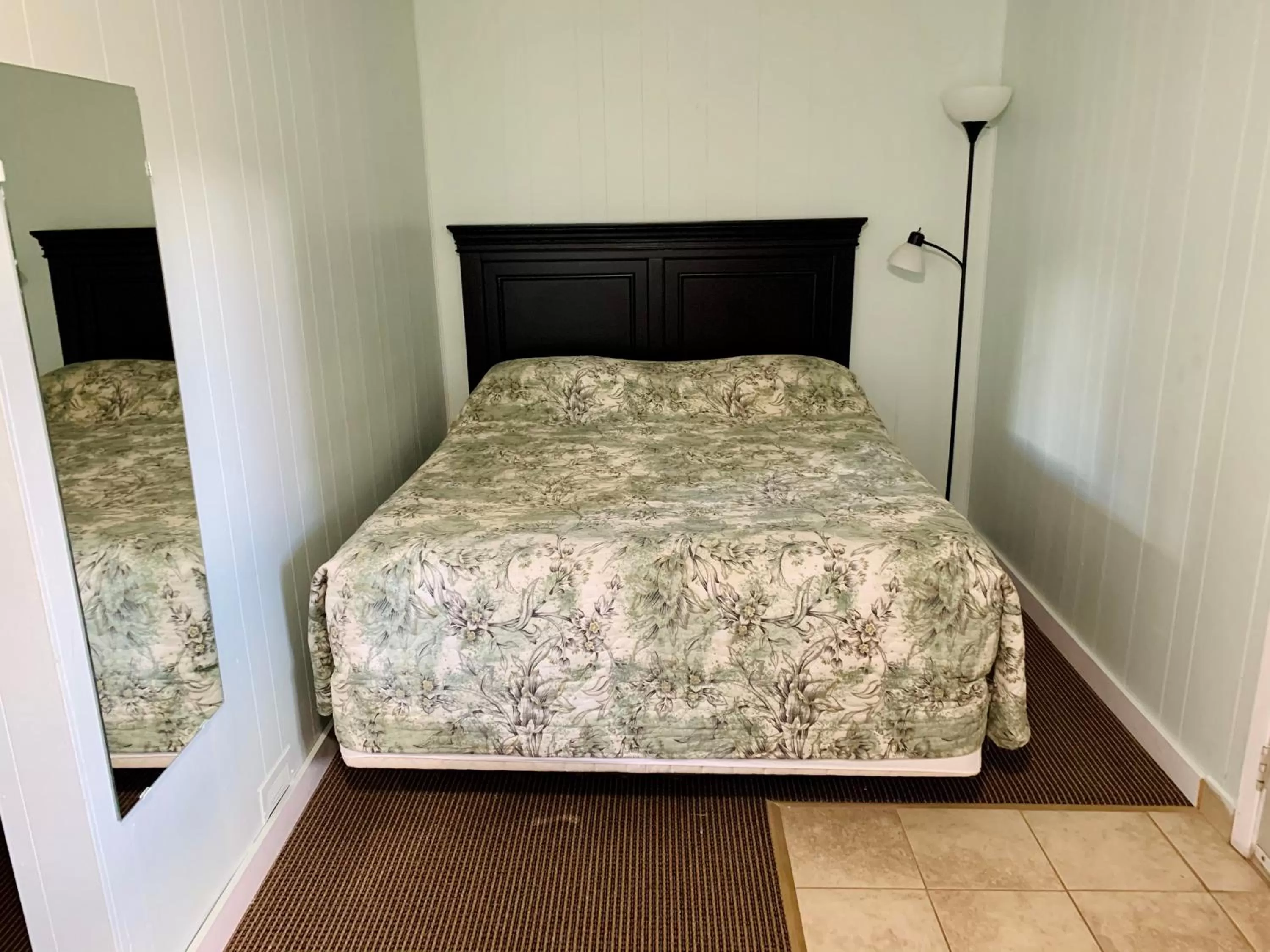 Bed in Night Inn Grand Forks