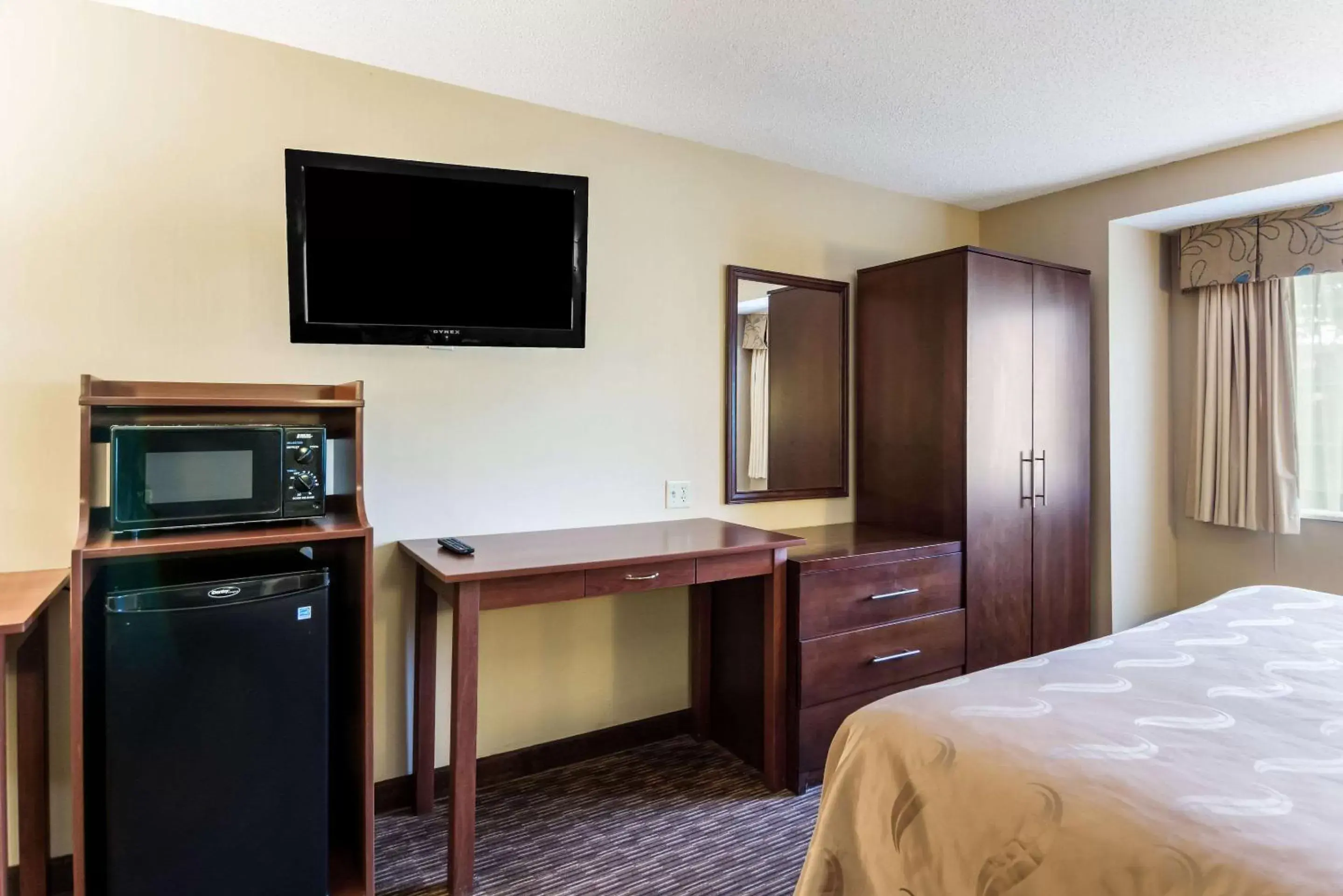 Photo of the whole room, TV/Entertainment Center in Quality Inn Chester - South Richmond