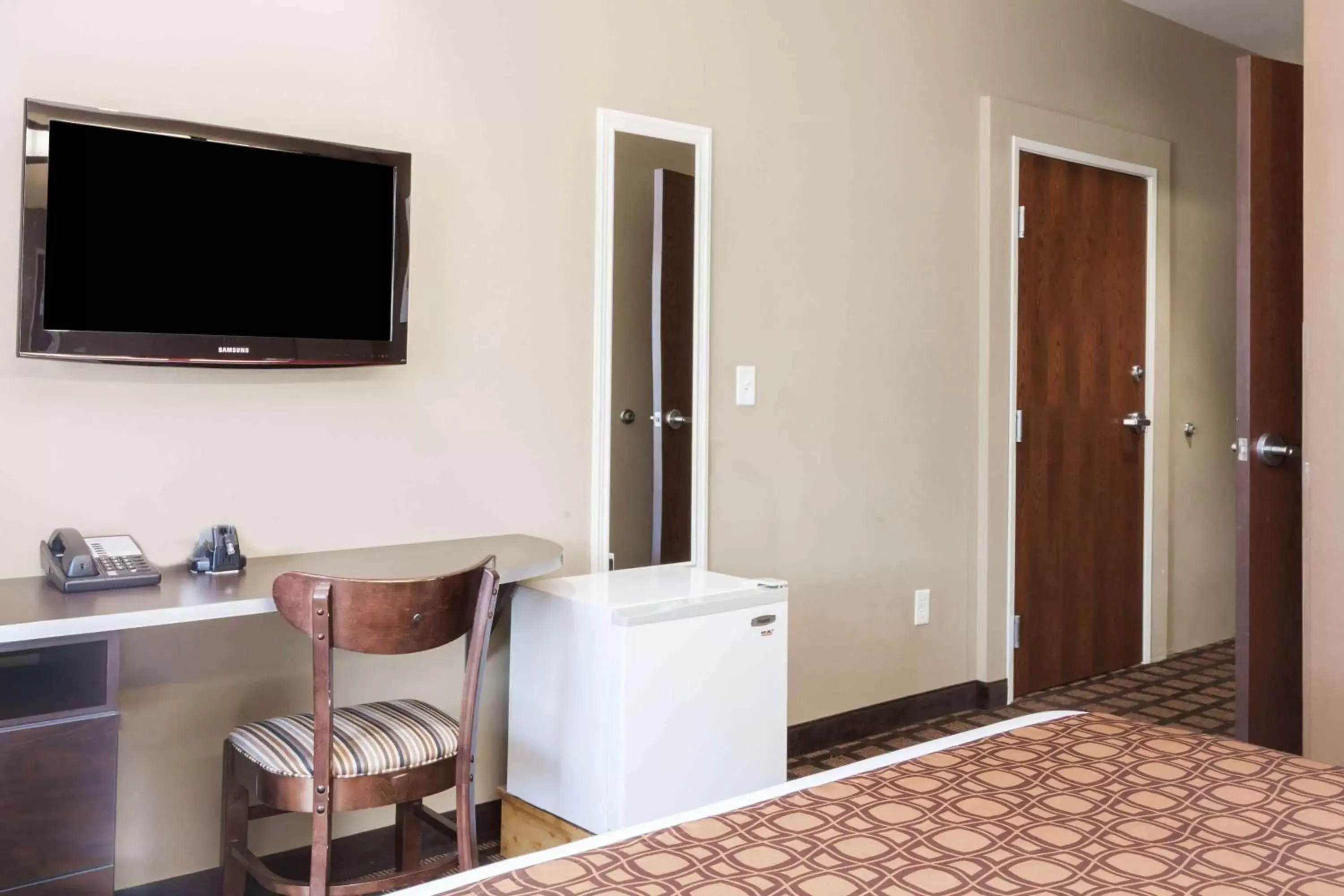 Photo of the whole room, TV/Entertainment Center in Microtel Inn & Suites by Wyndham Wheeler Ridge