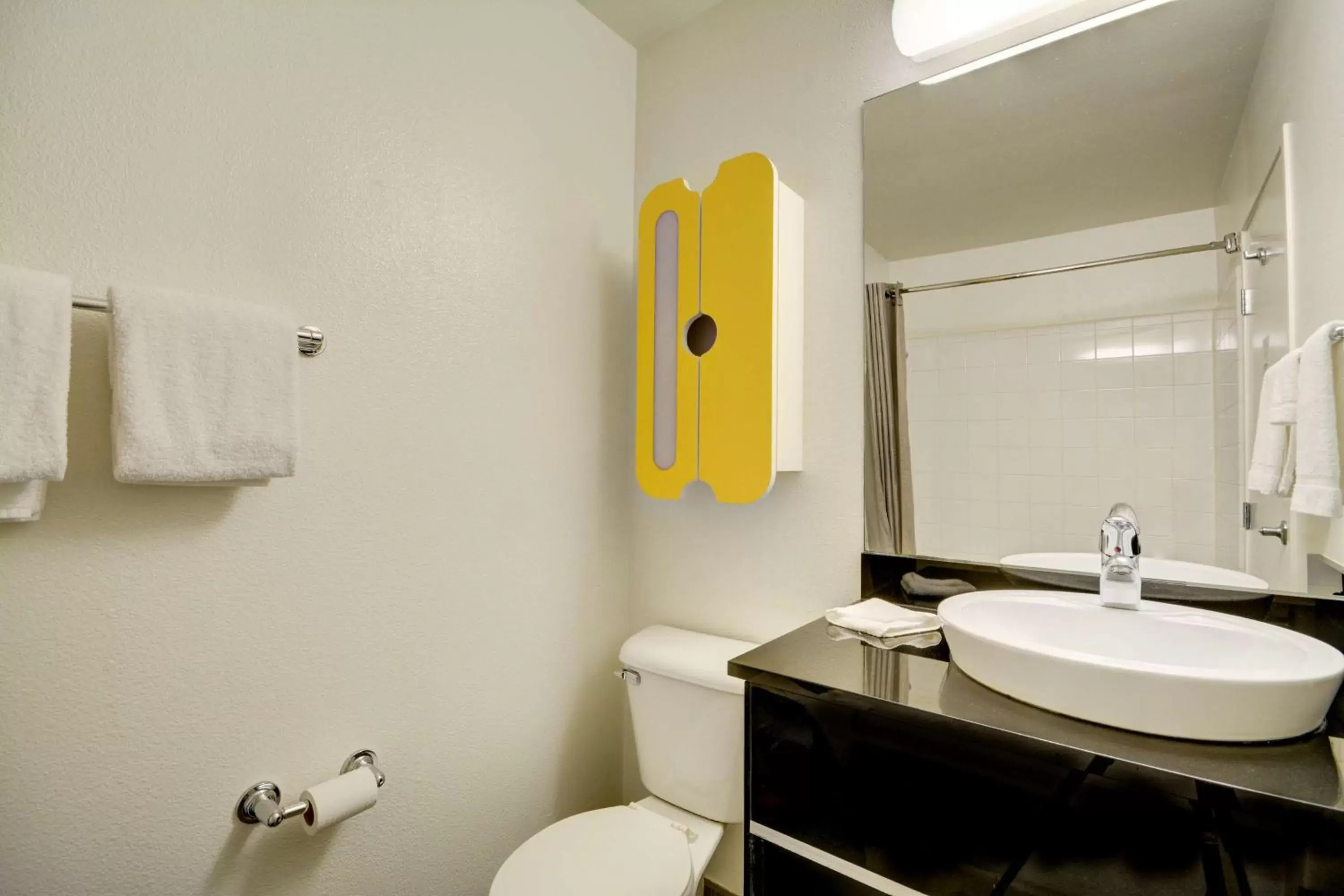 Photo of the whole room, Bathroom in Studio 6-Mountlake Terrace, WA - Seattle