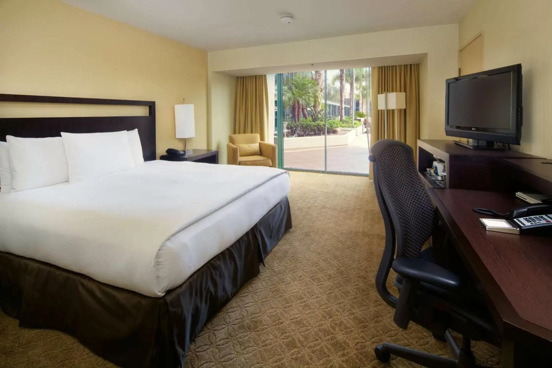 Bed, TV/Entertainment Center in Hilton Anaheim