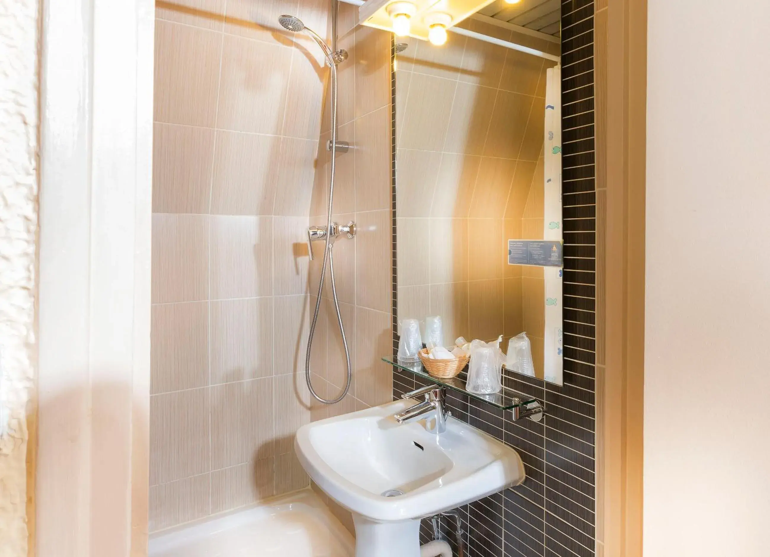 Shower, Bathroom in Hôtel de France Quartier Latin