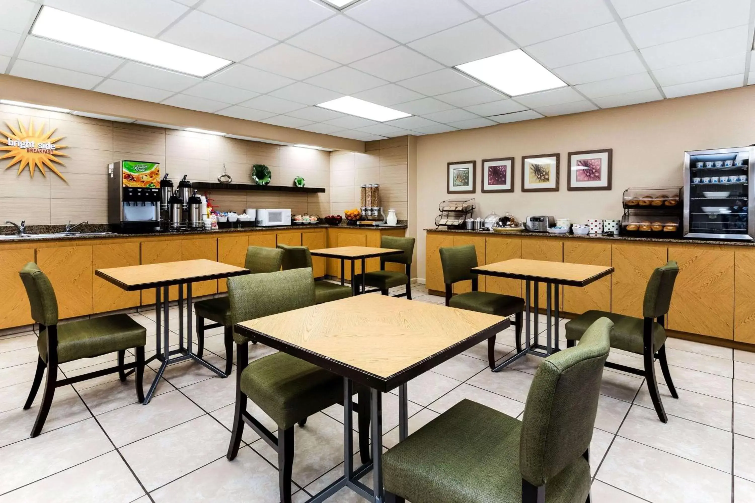 Restaurant/places to eat in La Quinta by Wyndham St. Pete-Clearwater Airport Restaurant/places to eat in La Quinta by Wyndham St. Pete-Clearwater Airport