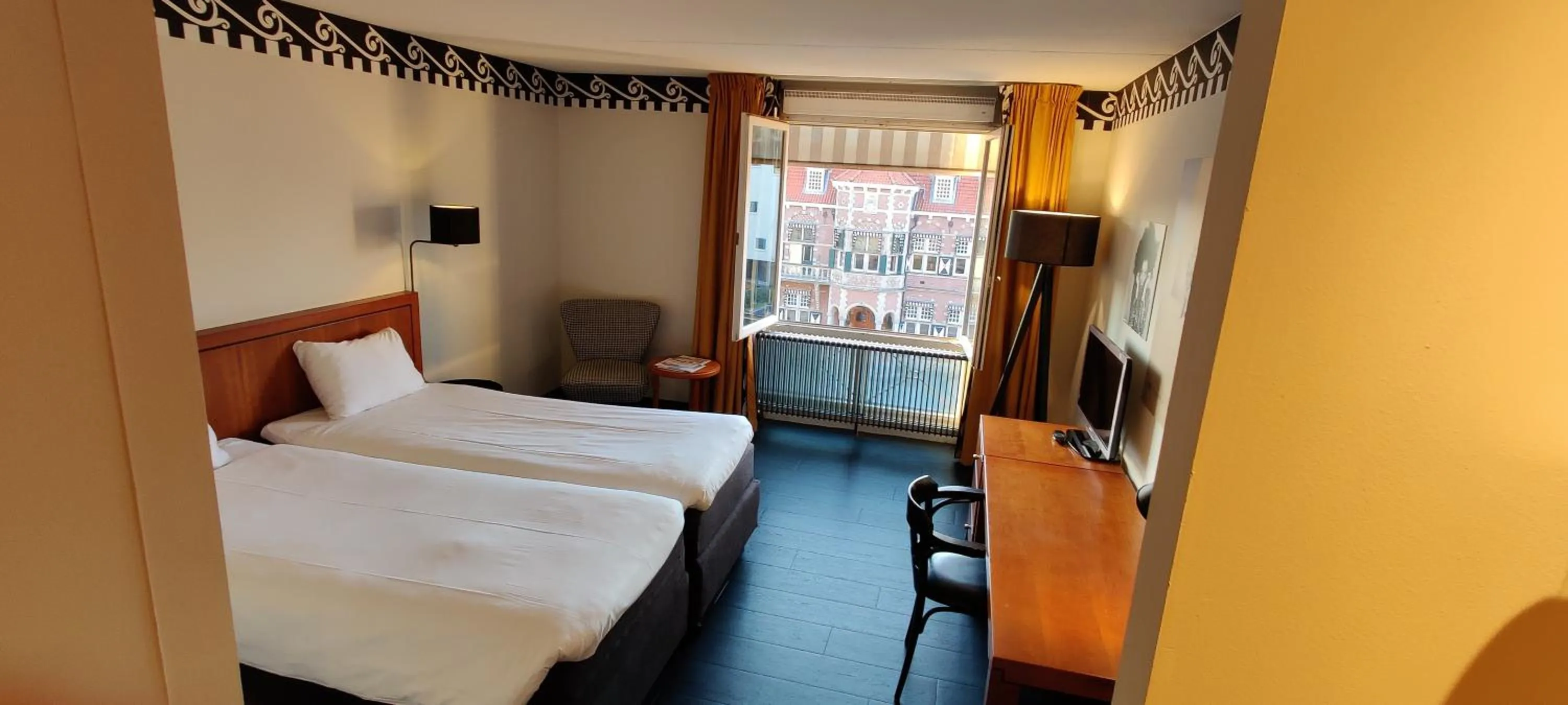 Photo of the whole room, Bed in Hotel Theater Figi