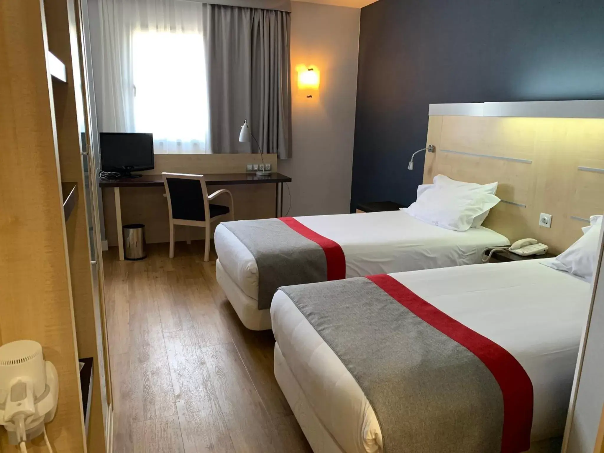 Photo of the whole room, Bed in Holiday Inn Express Vitoria