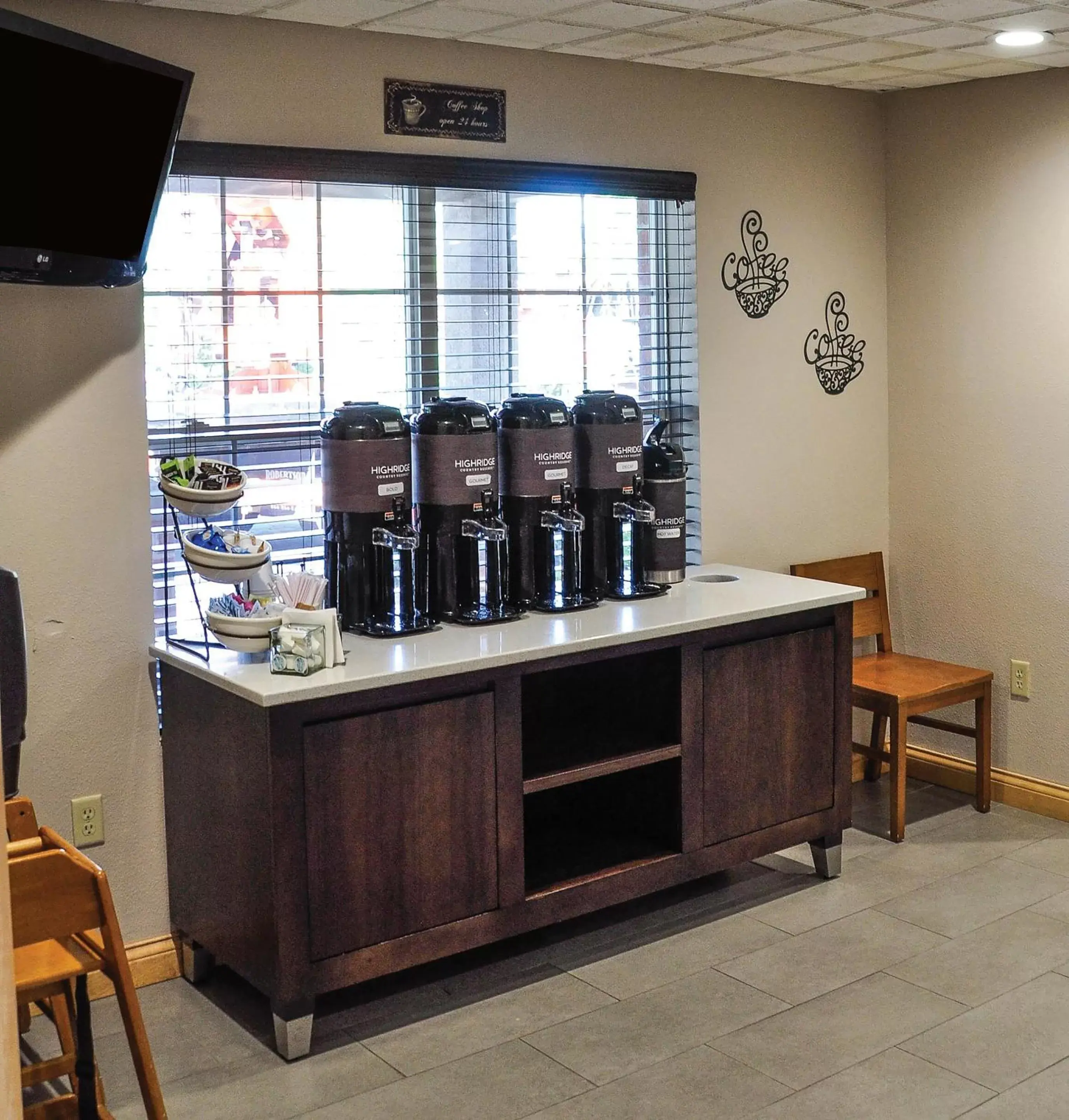 Coffee/tea facilities in Country Inn & Suites by Radisson, Fairborn South, OH