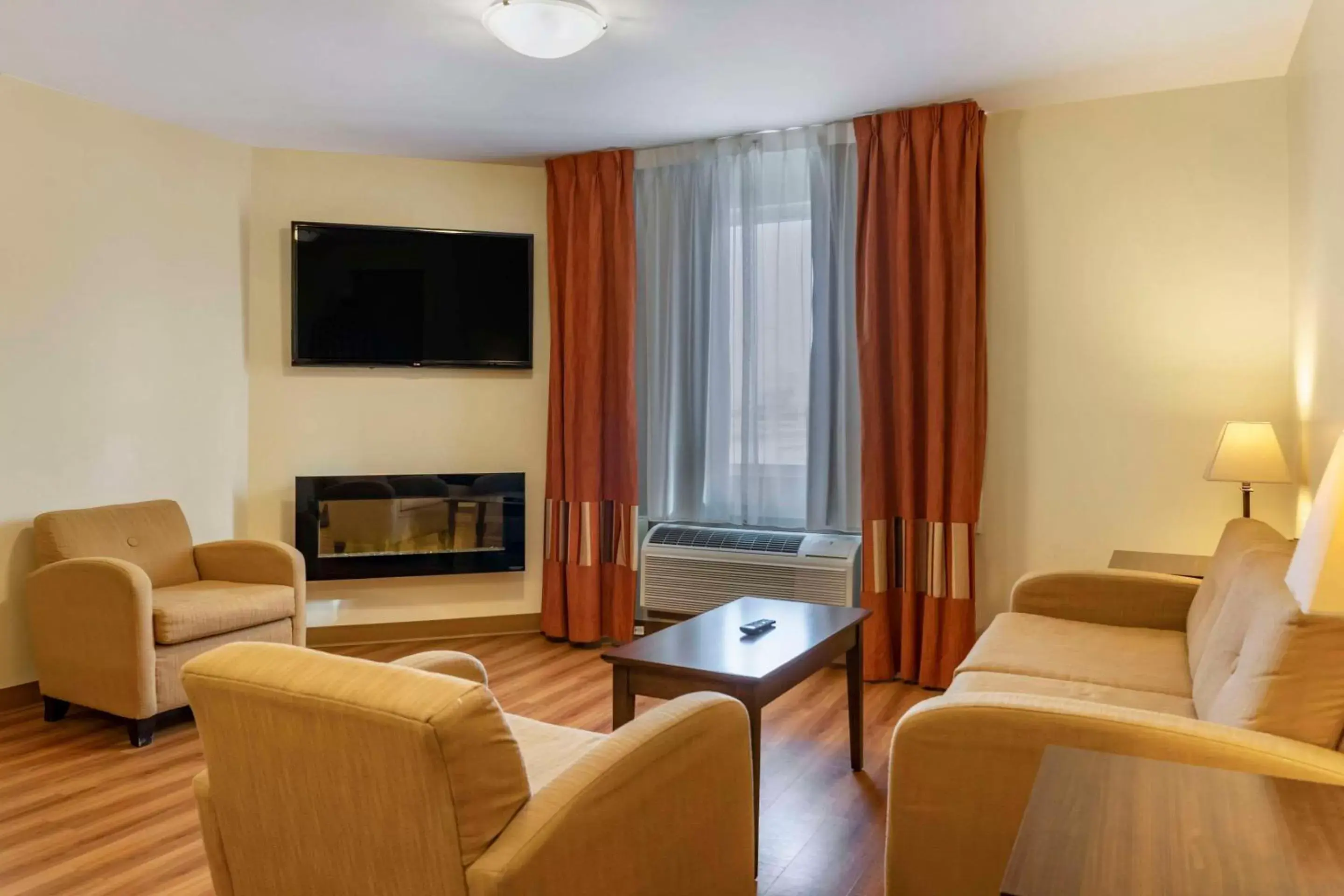 Bedroom, Seating Area in Quality Inn Winkler