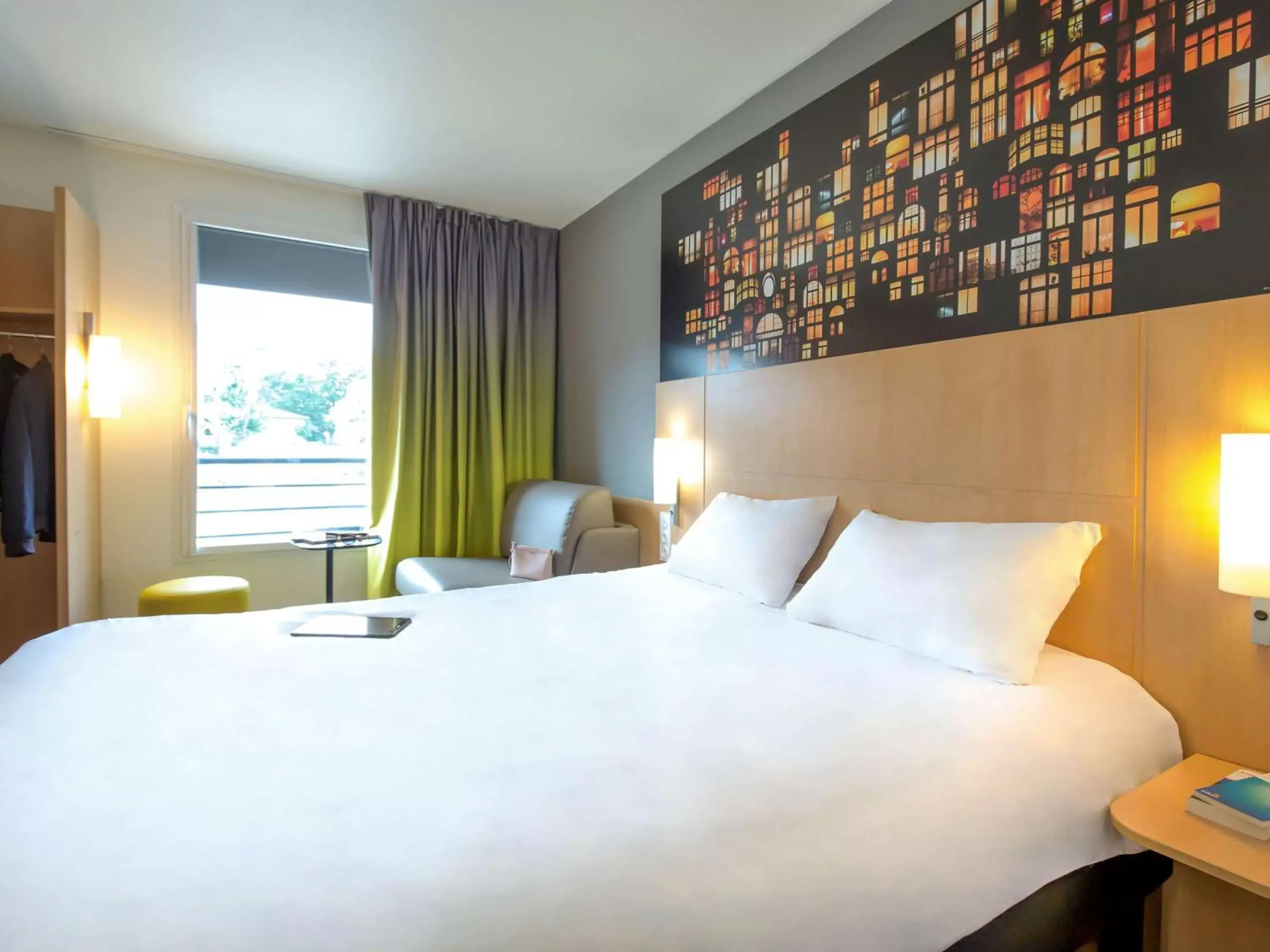 Photo of the whole room, Bed in ibis Lyon Sud Vienne Saint-Louis