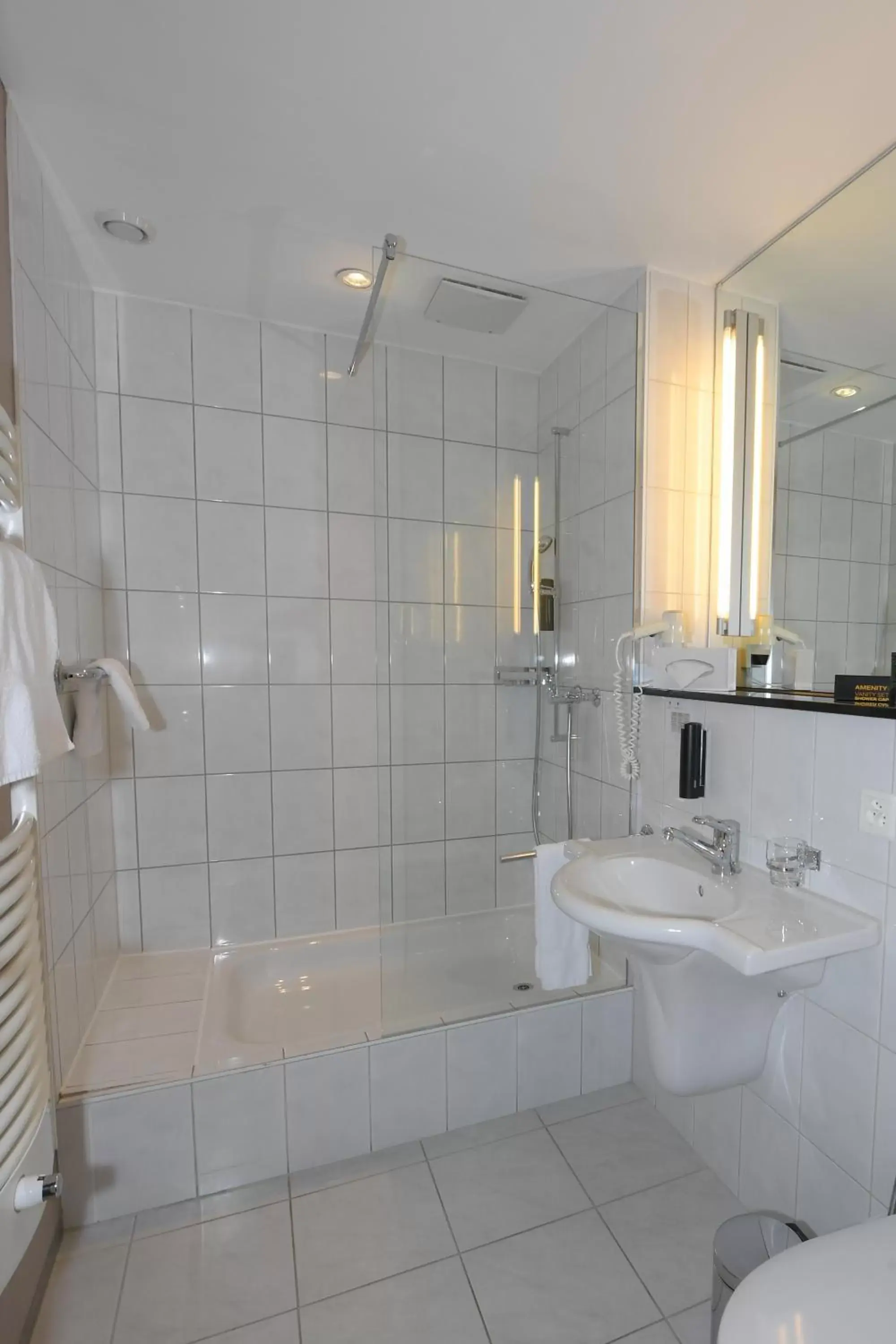 Shower, Bathroom in Hotel Belair