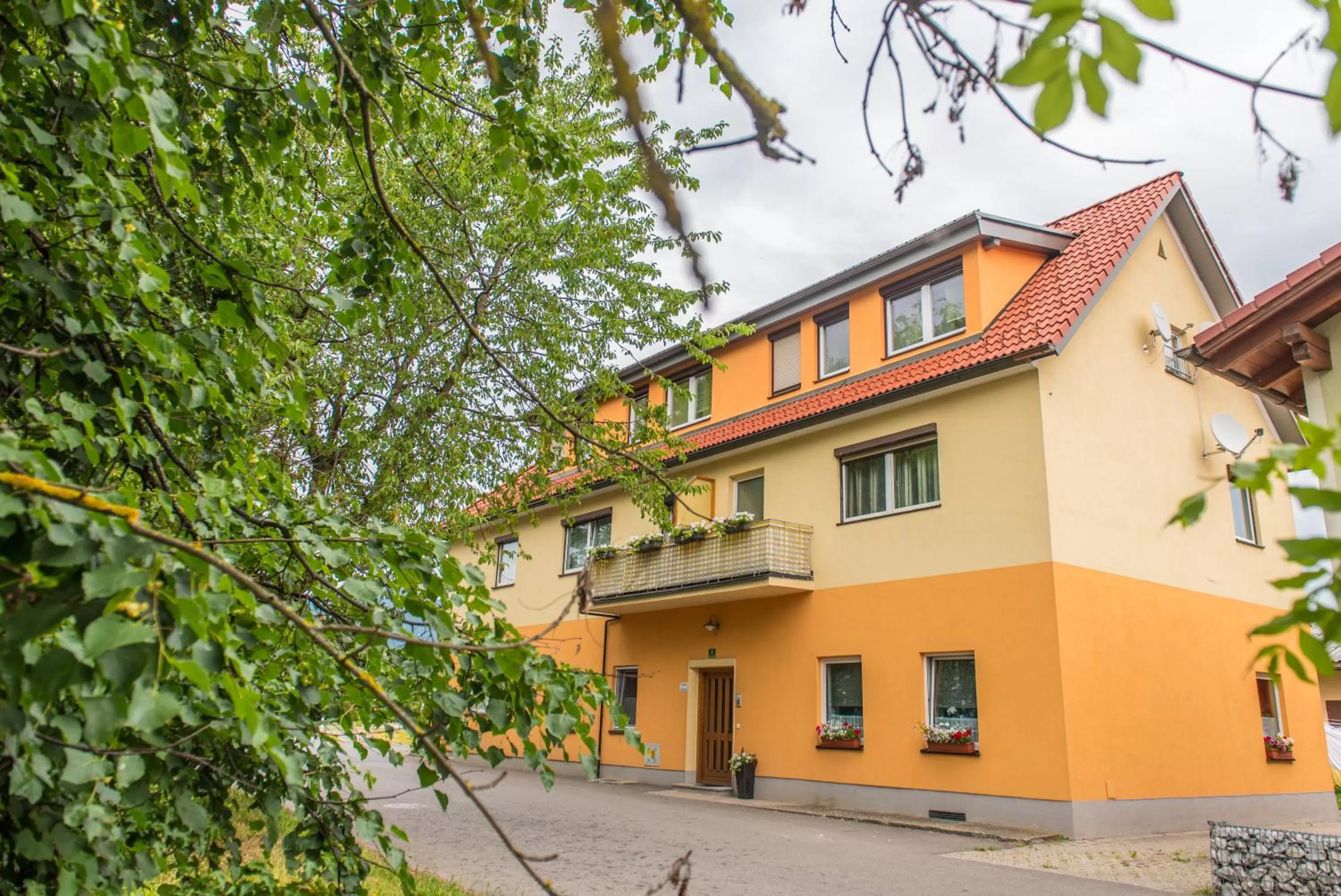 Property Building in Ferienwohnungen und Zimmer Yassi