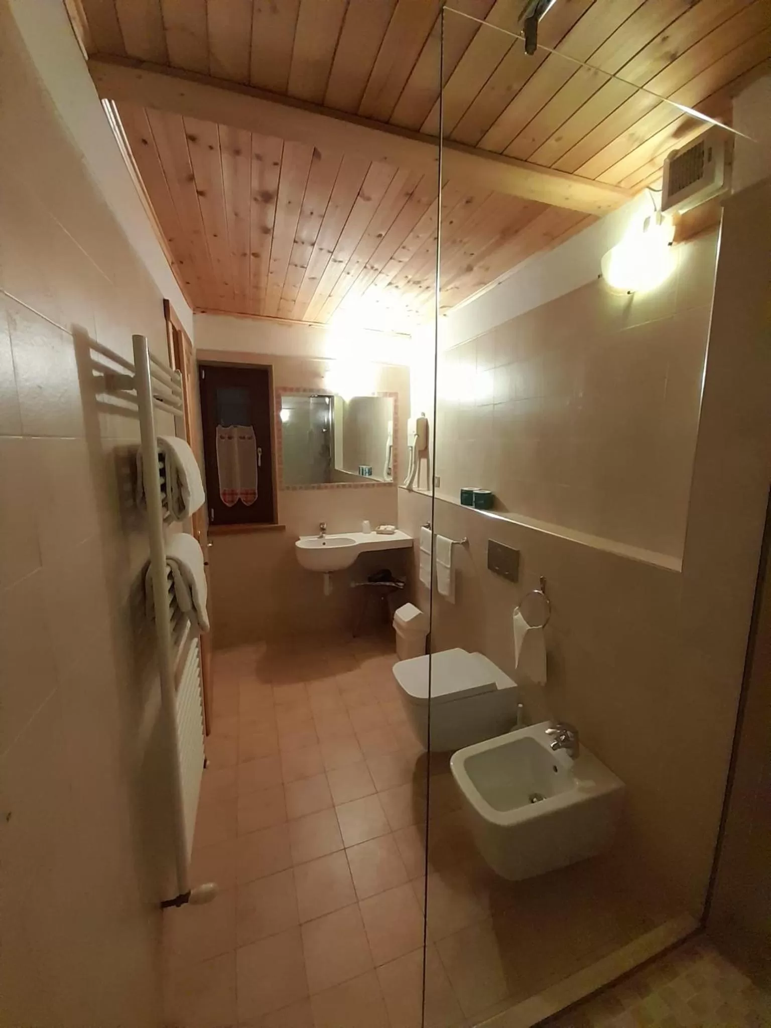 Shower in Hotel Astoria