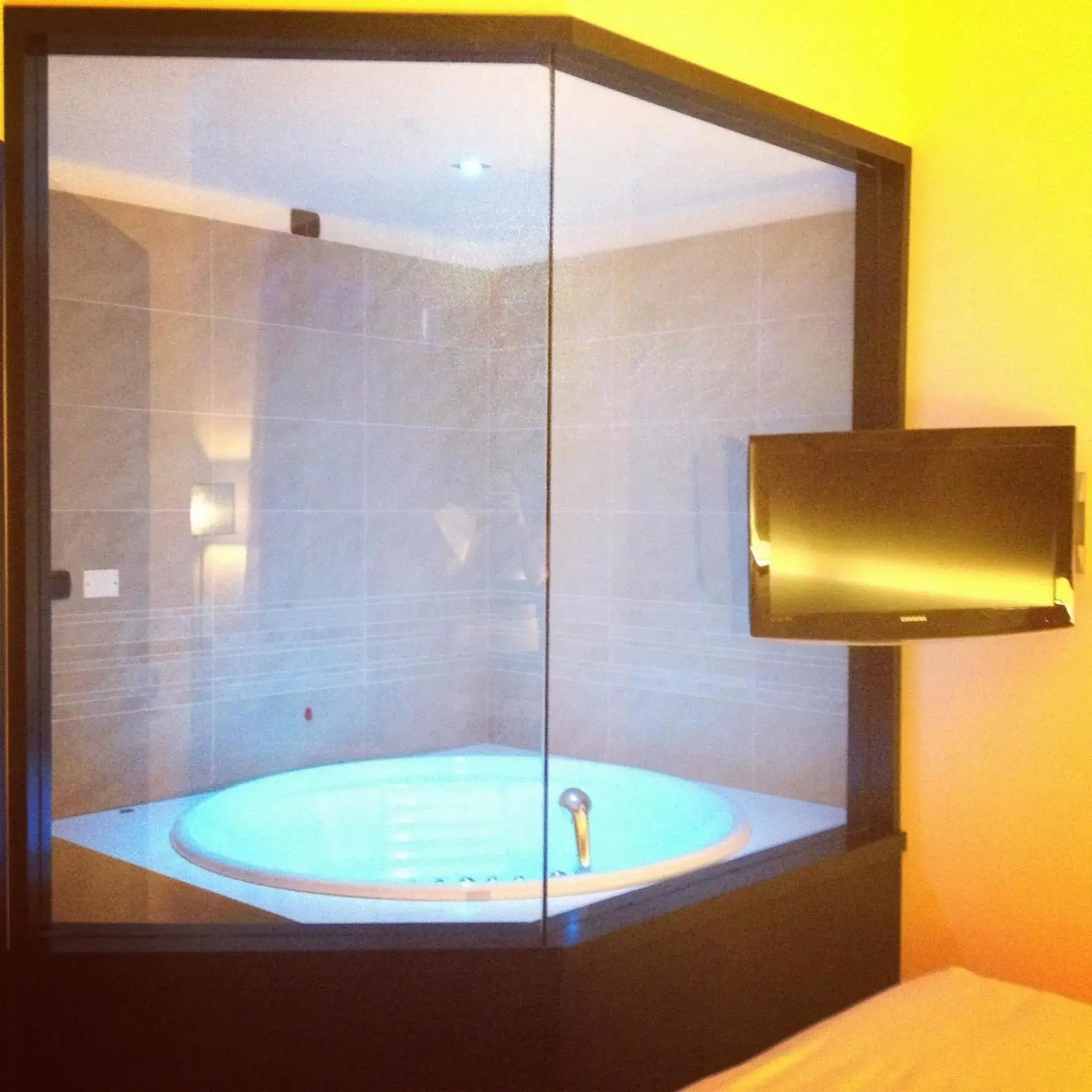 Junior Suite with Hot Tub - single occupancy in Amati' Design Hotel Junior Suite with Hot Tub - single occupancy in Amati' Design Hotel