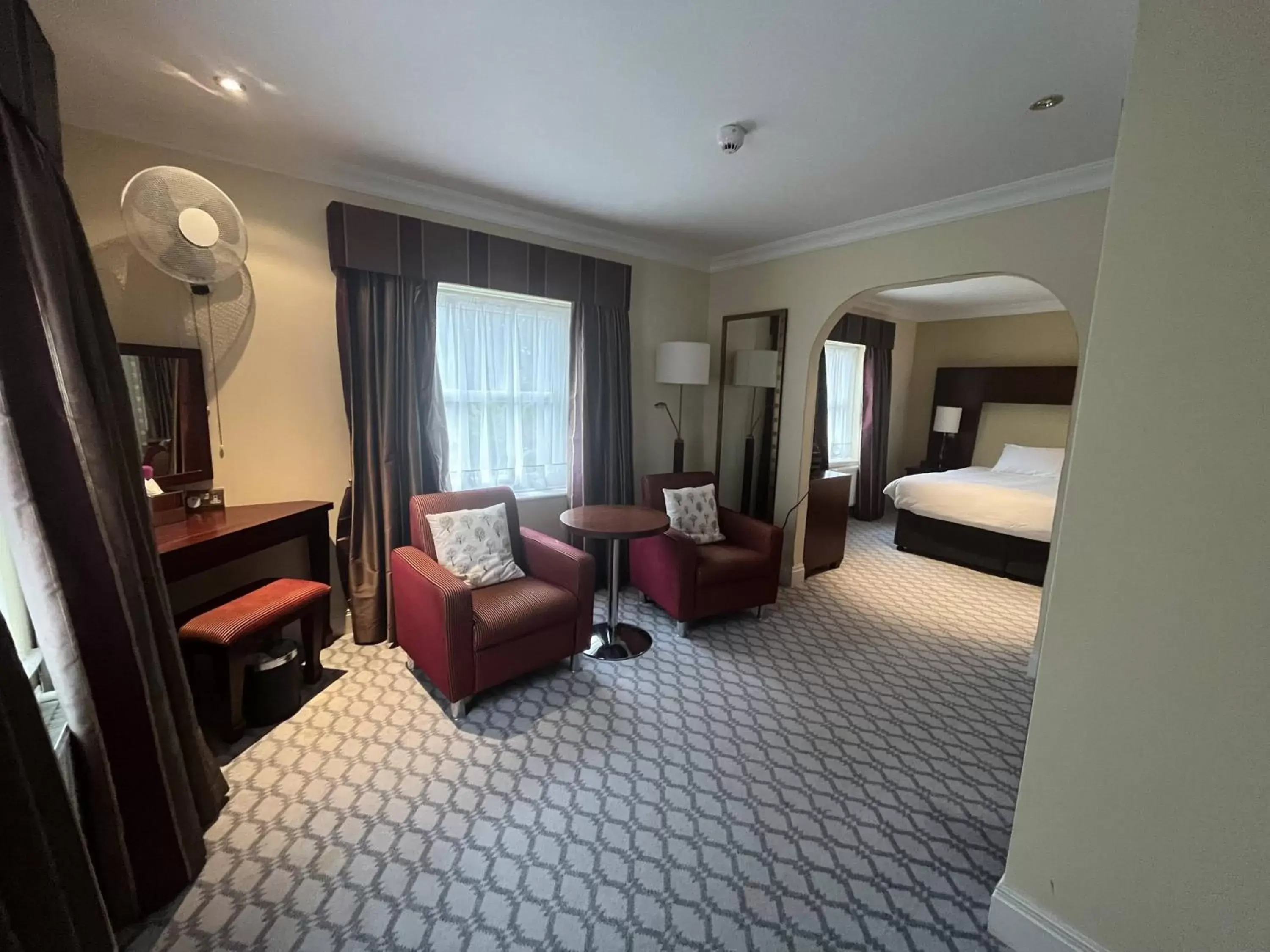 Bed, Seating Area in Avisford Park Hotel