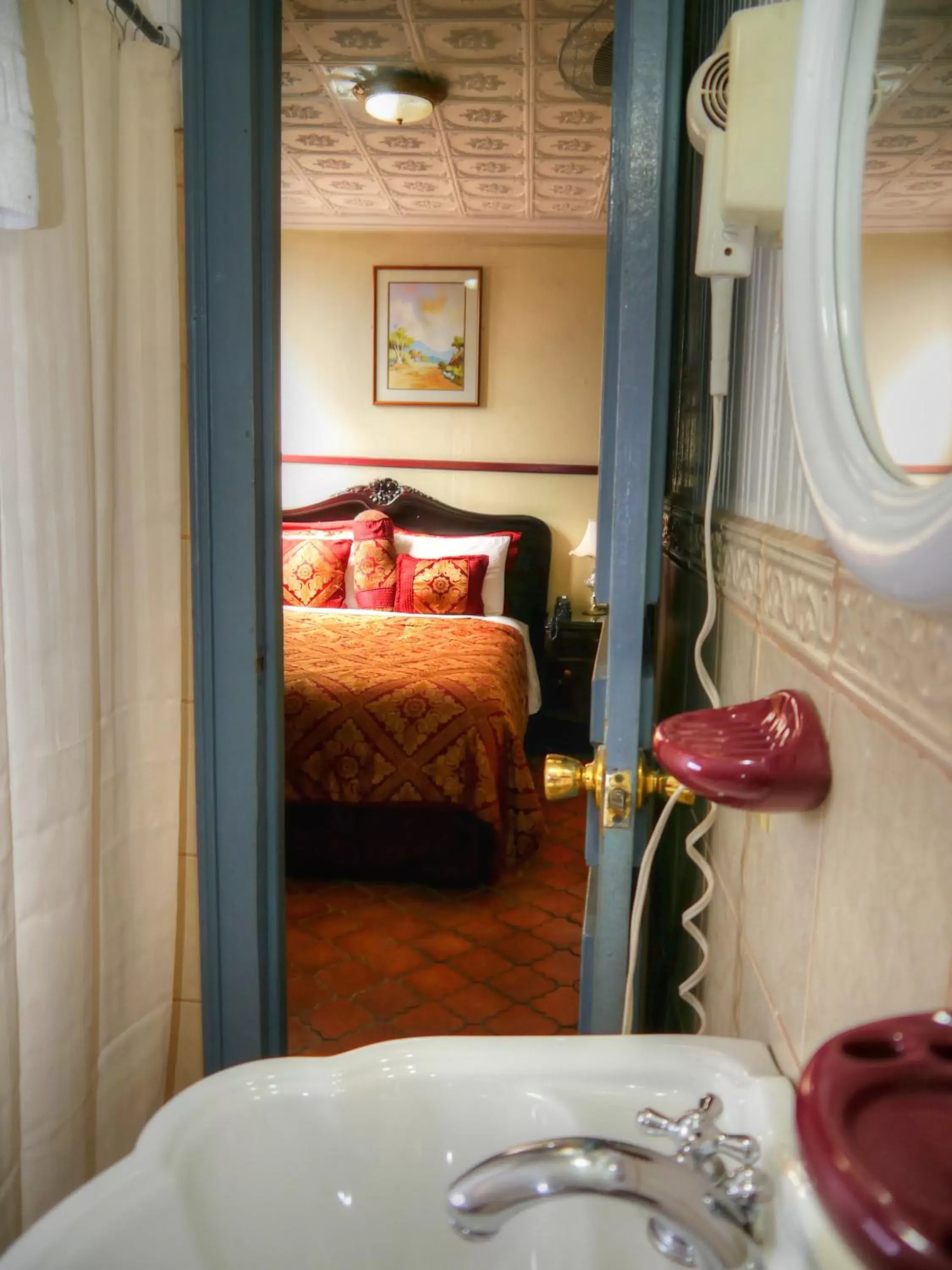 Bathroom, Bed in Hotel Santo Tomas / Historical Property