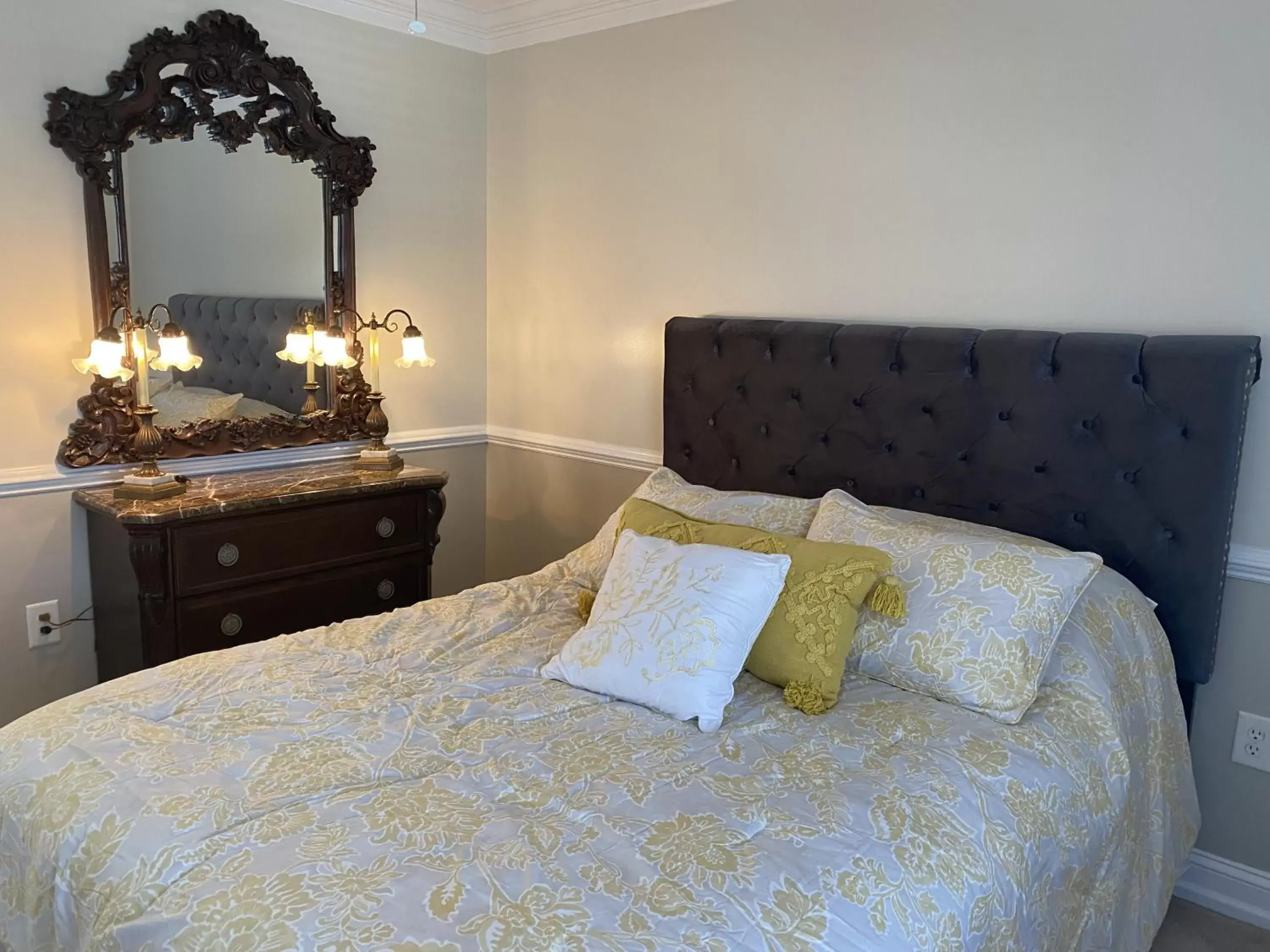 Bedroom, Bed in The Cypress Inn