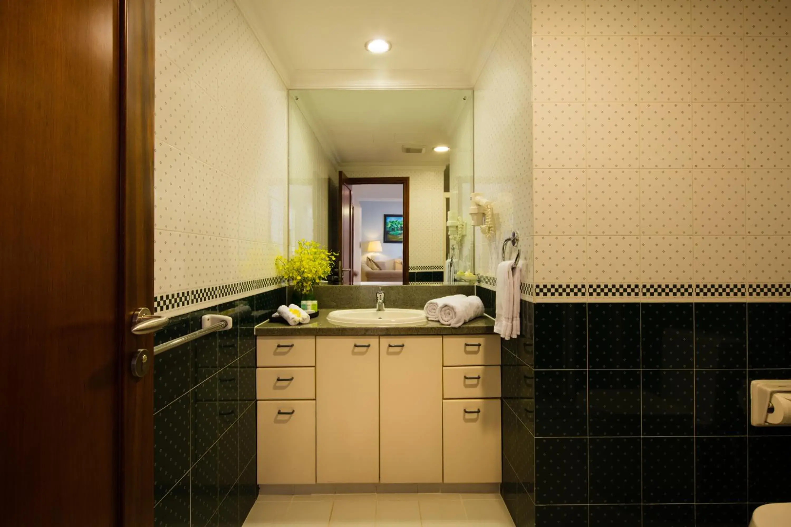 Bathroom, Kitchen/Kitchenette in Norfolk Mansion - Luxury Serviced Apartment