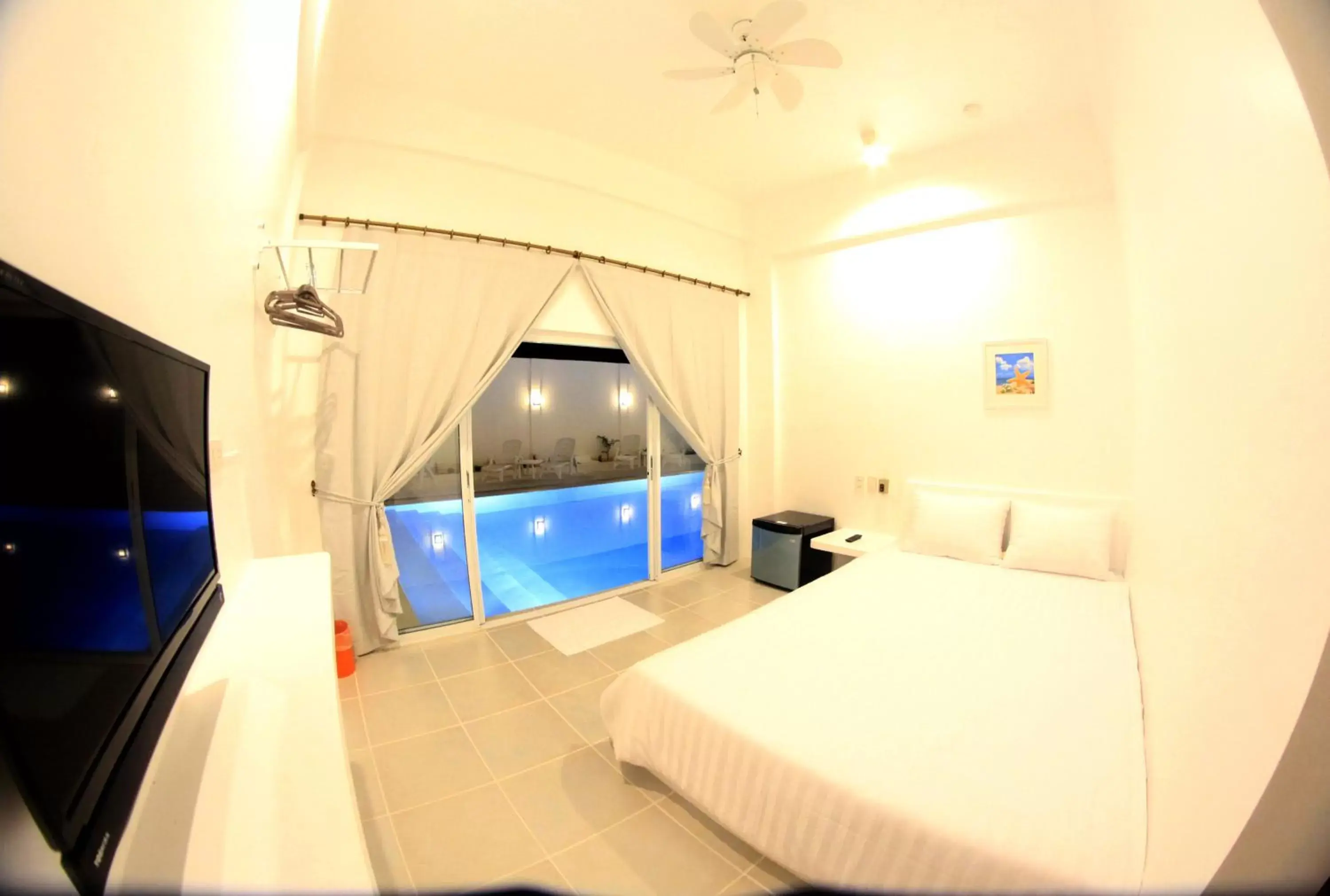 Photo of the whole room, Bed in Bluewave Hotel